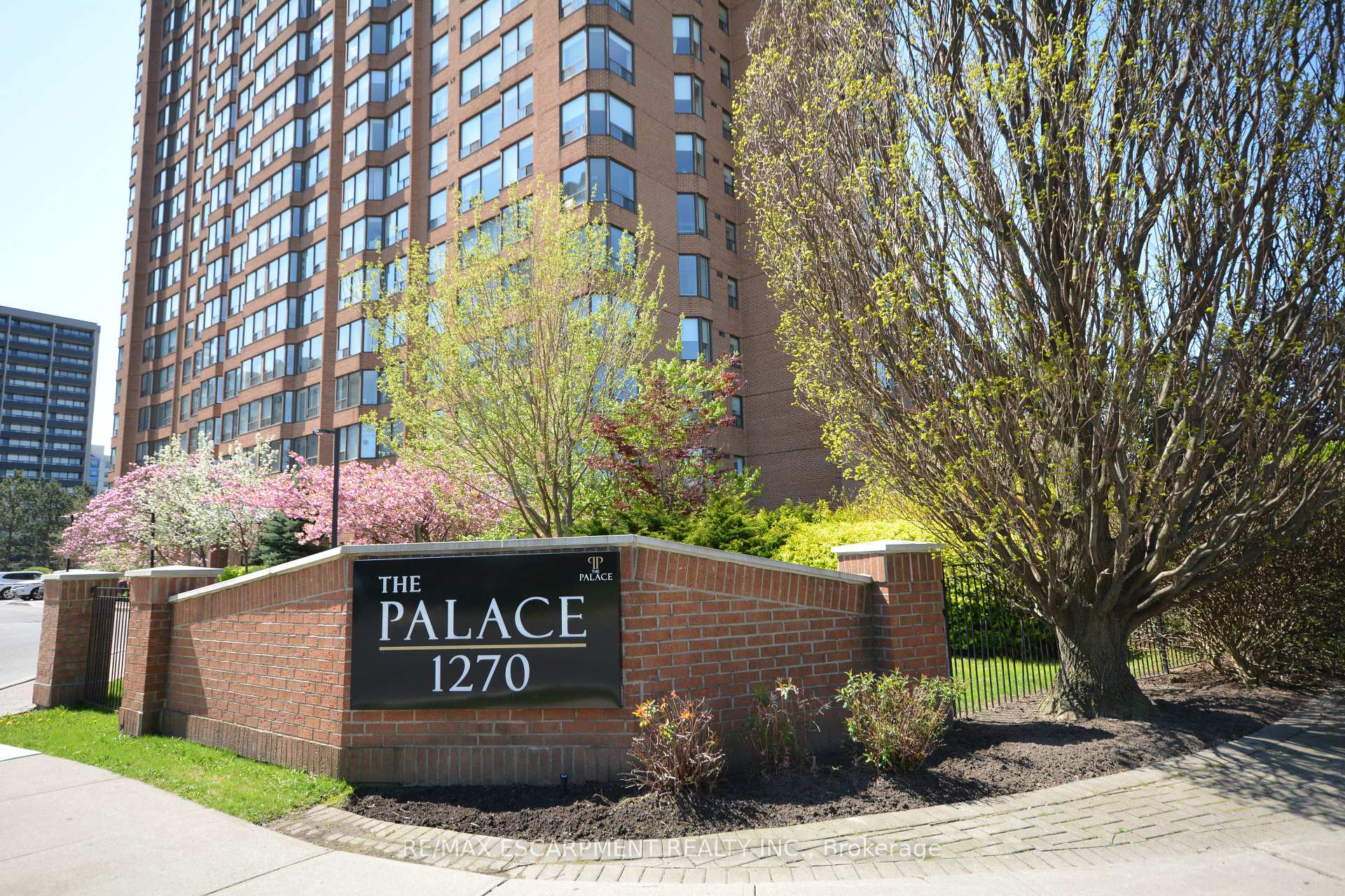 Front of Unit 103, 1270 Maple Crossing Boulevard E