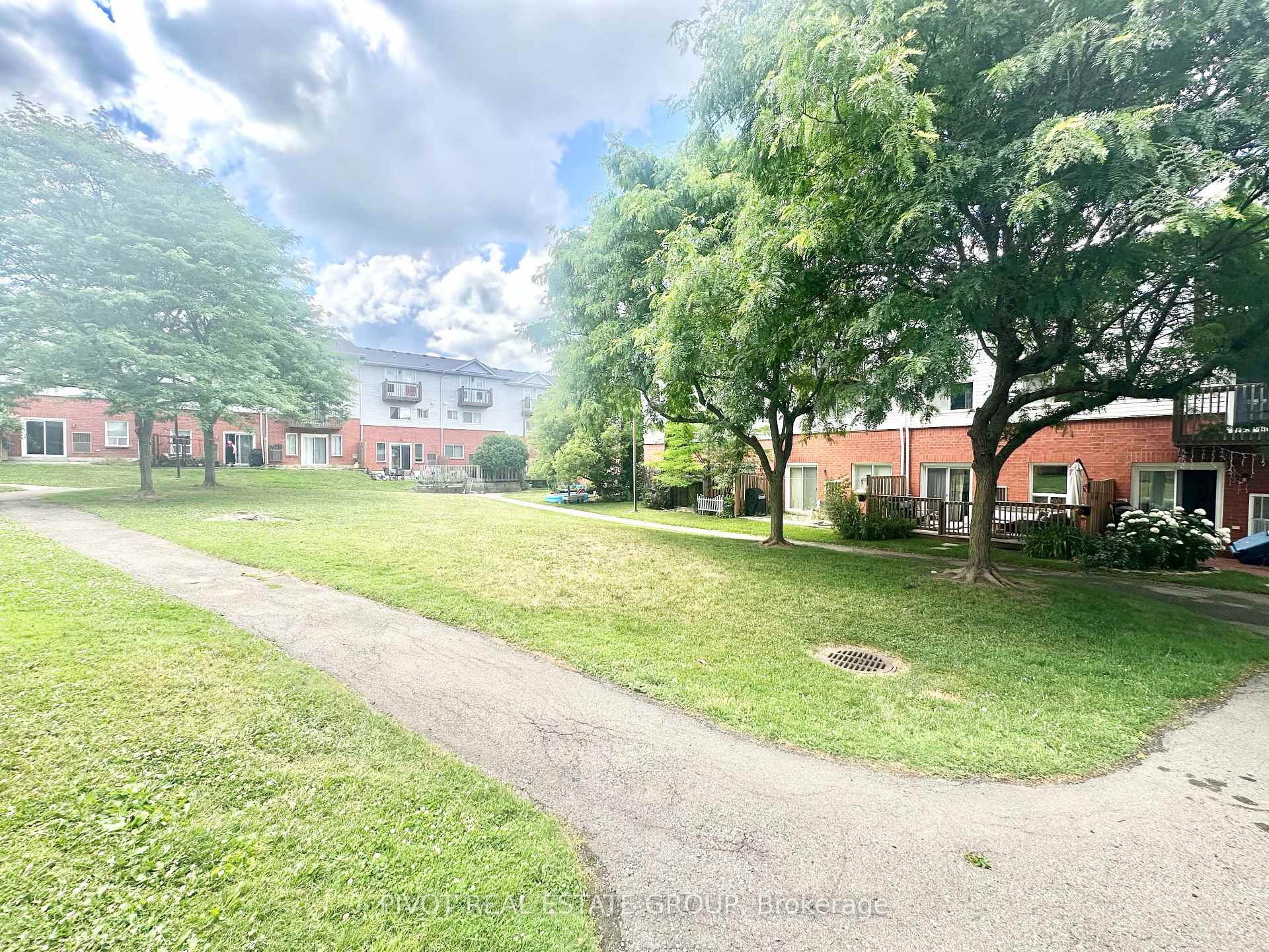 Photo 2 of 41 Wylie Circle, Halton Hills, Georgetown — HOMEH