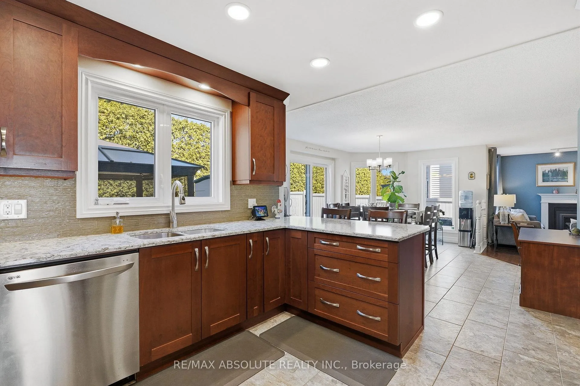 Photo 6 of 759 Montcrest Drive, Ottawa, Fallingbrook/Ridgemount — HOMEH