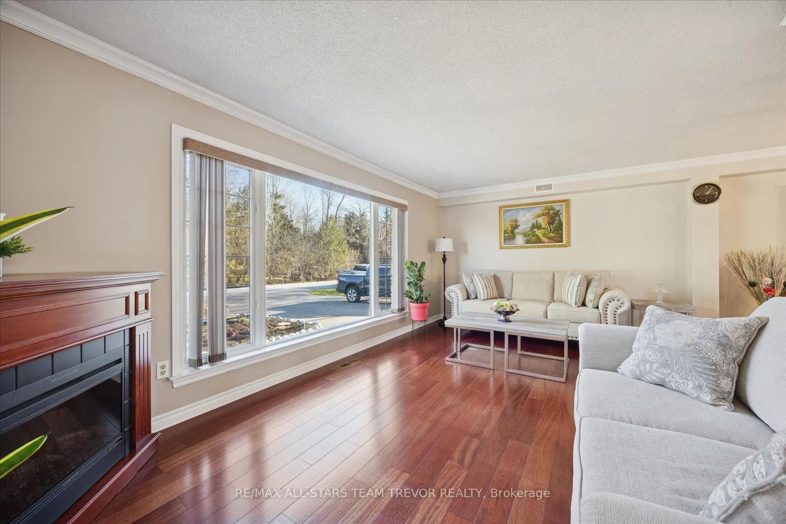 Photo 2 of 52 Beaverdale Crescent, Georgina, Pefferlaw — HOMEH