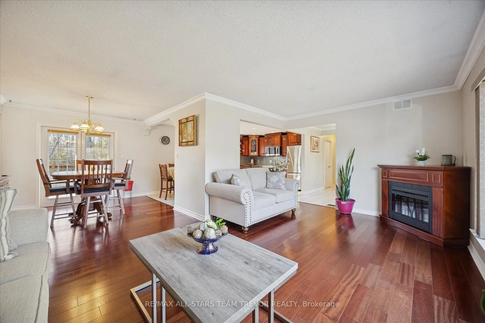 Photo 3 of 52 Beaverdale Crescent, Georgina, Pefferlaw — HOMEH