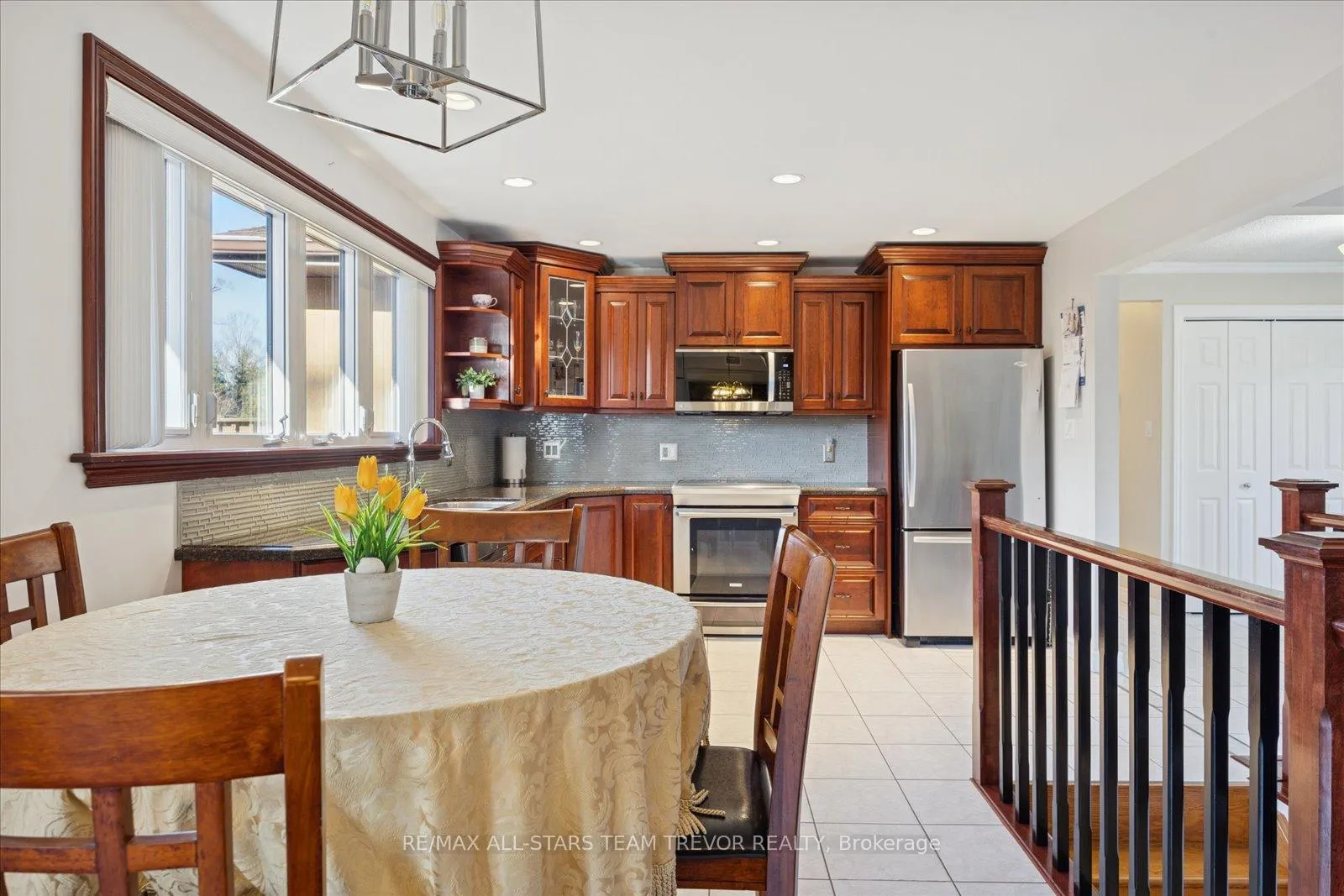 Photo 6 of 52 Beaverdale Crescent, Georgina, Pefferlaw — HOMEH