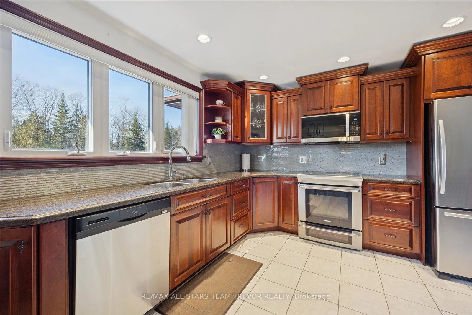Photo 8 of 52 Beaverdale Crescent, Georgina, Pefferlaw — HOMEH