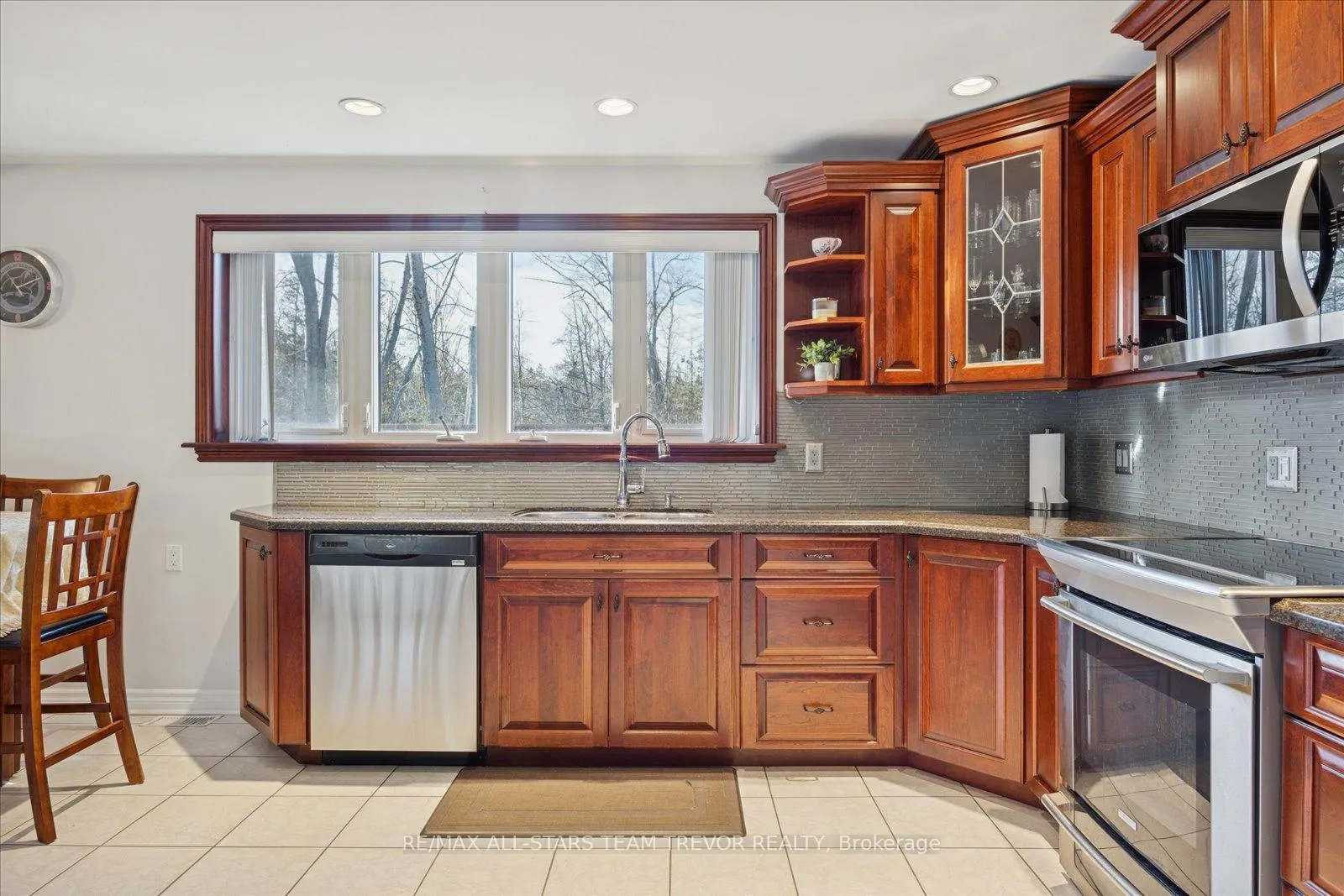 Photo 9 of 52 Beaverdale Crescent, Georgina, Pefferlaw — HOMEH