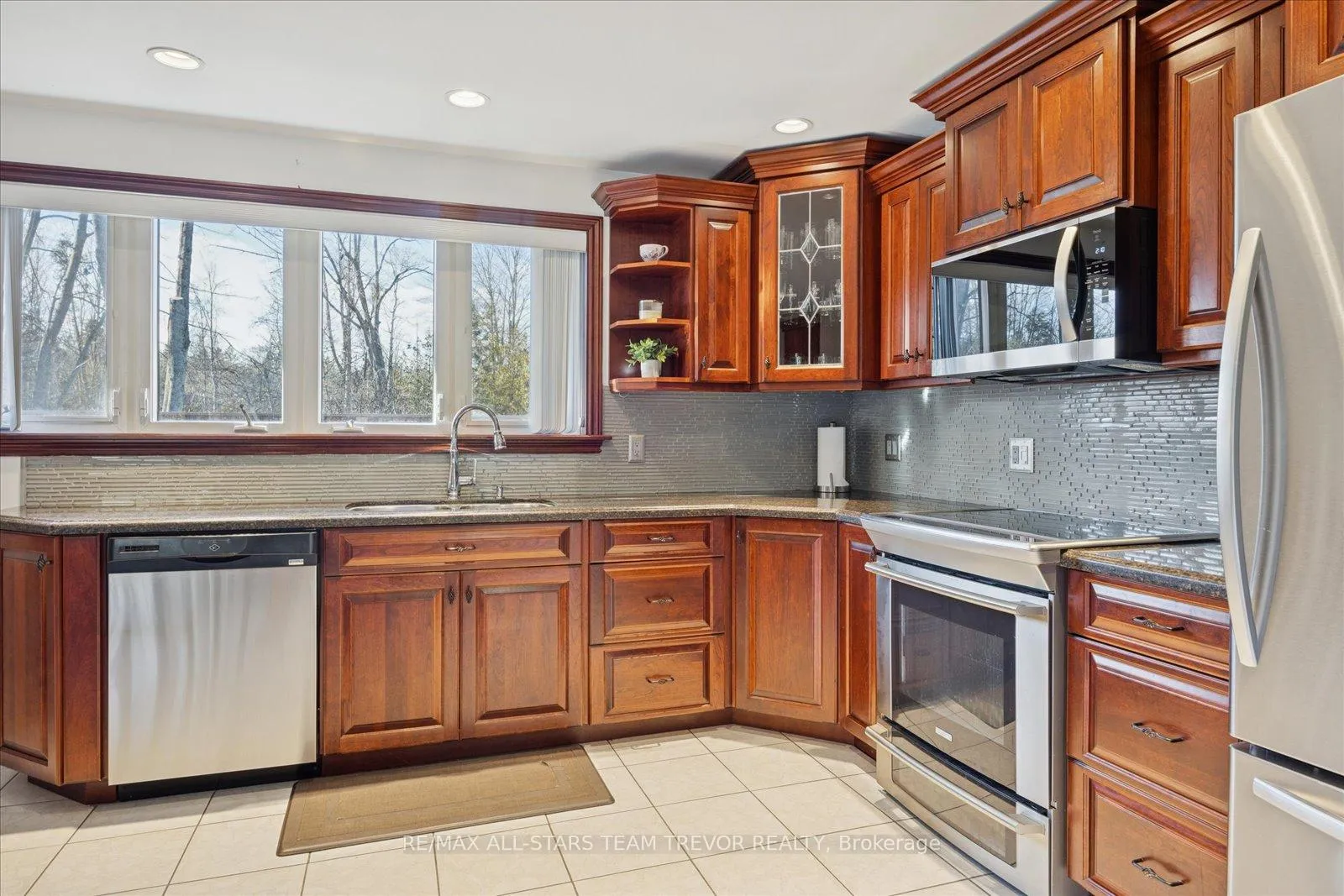 Photo 10 of 52 Beaverdale Crescent, Georgina, Pefferlaw — HOMEH