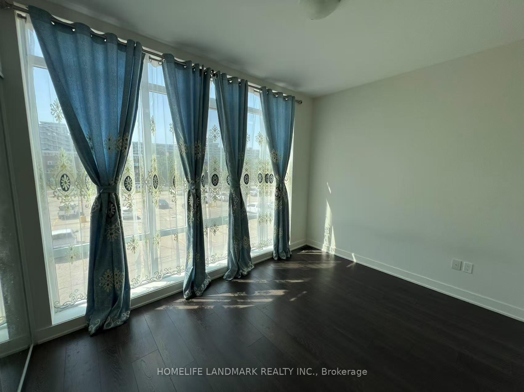 Photo 12 of 29 Sonic Way, Toronto, Flemingdon Park — HOMEH