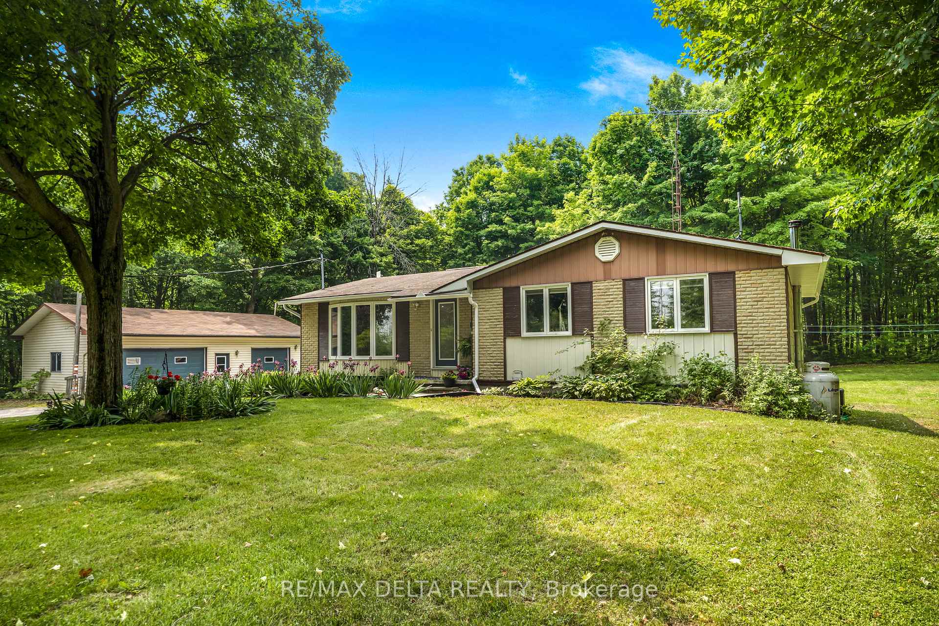 Photo 2 of 1520 Ridge Road, Champlain, Champlain Twp — HOMEH