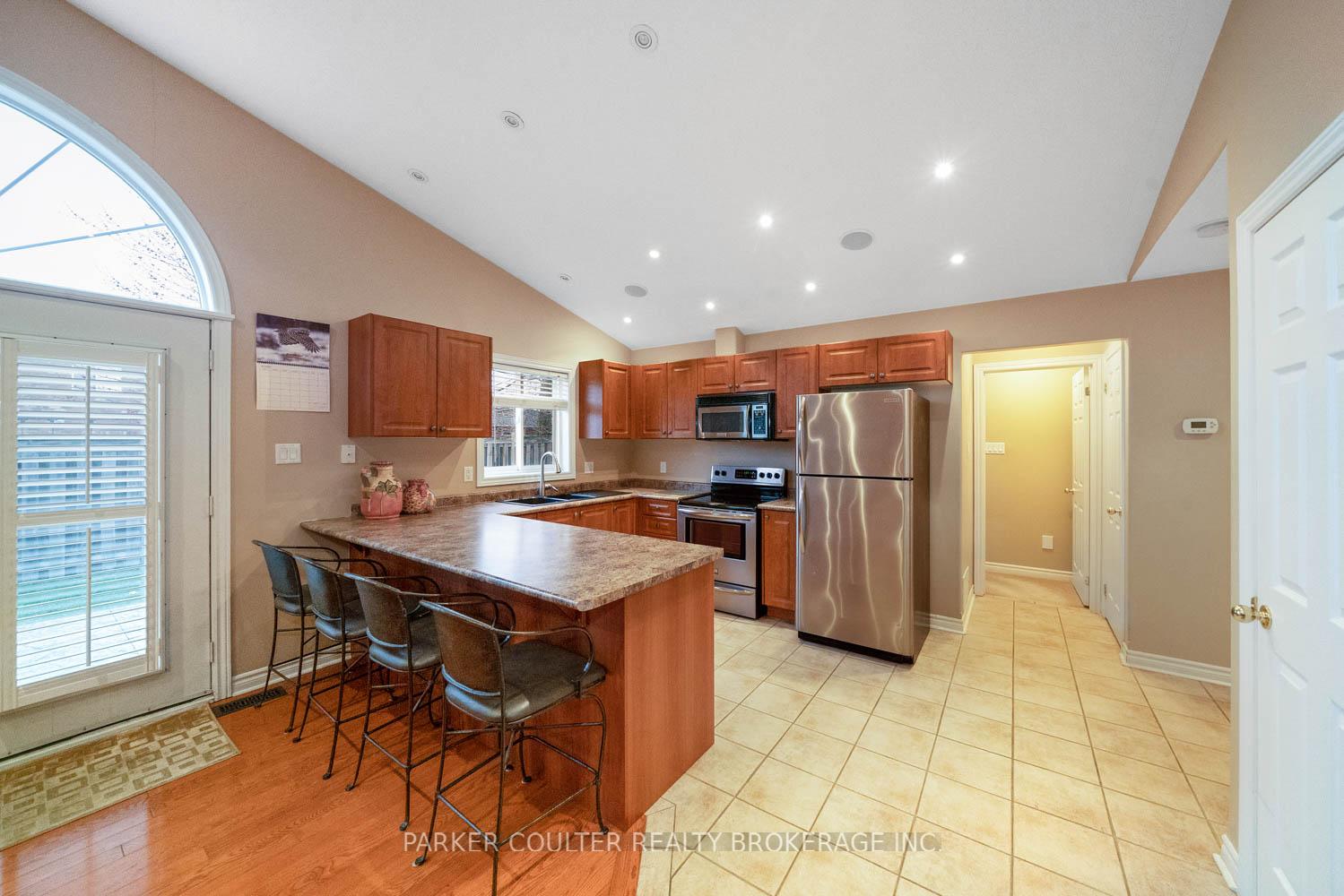 Photo 14 of 16 Player Drive, Barrie, East Bayfield — HOMEH