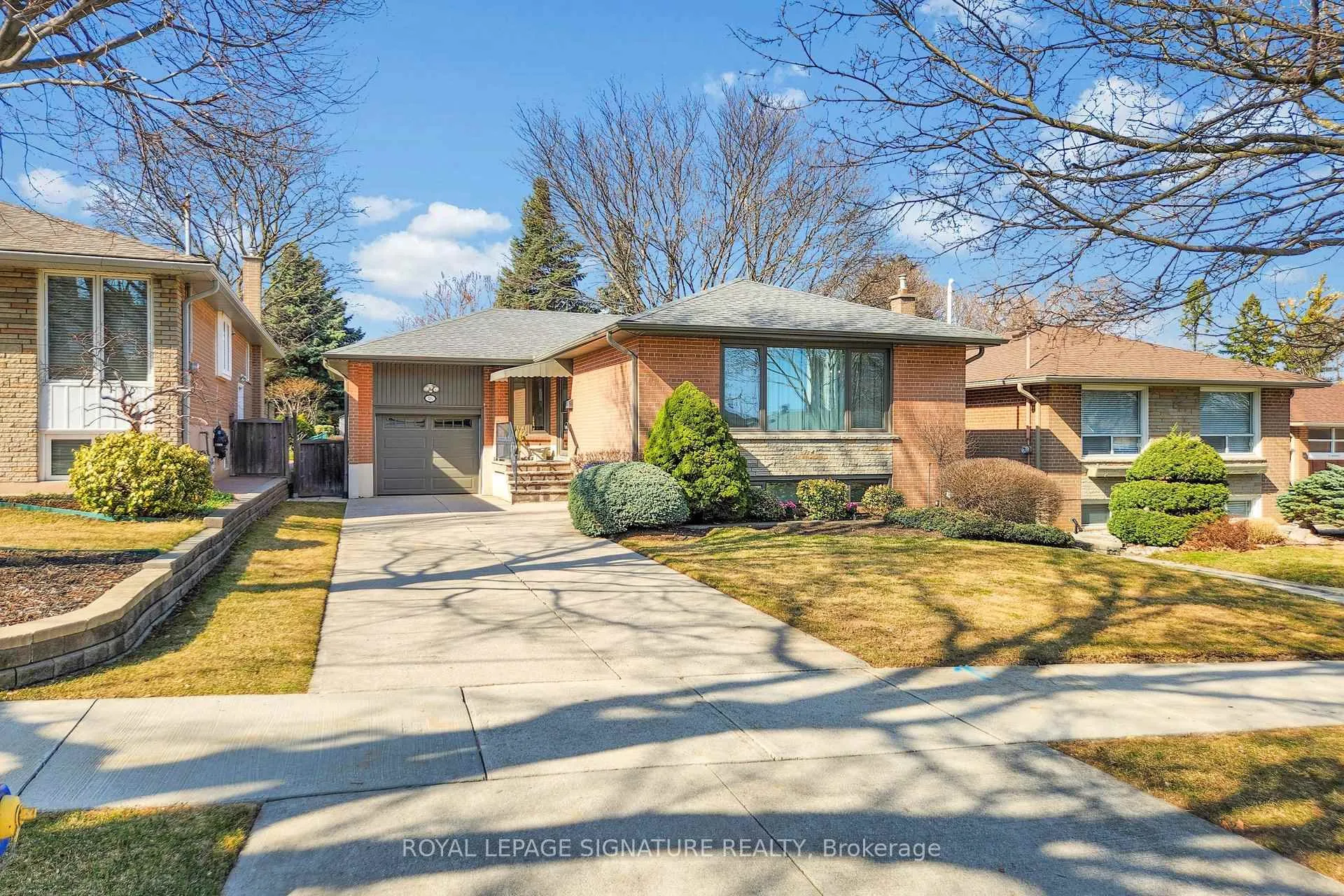 Photo 2 of 16 Renault Crescent, Etobicoke, Humber Heights — HOMEH