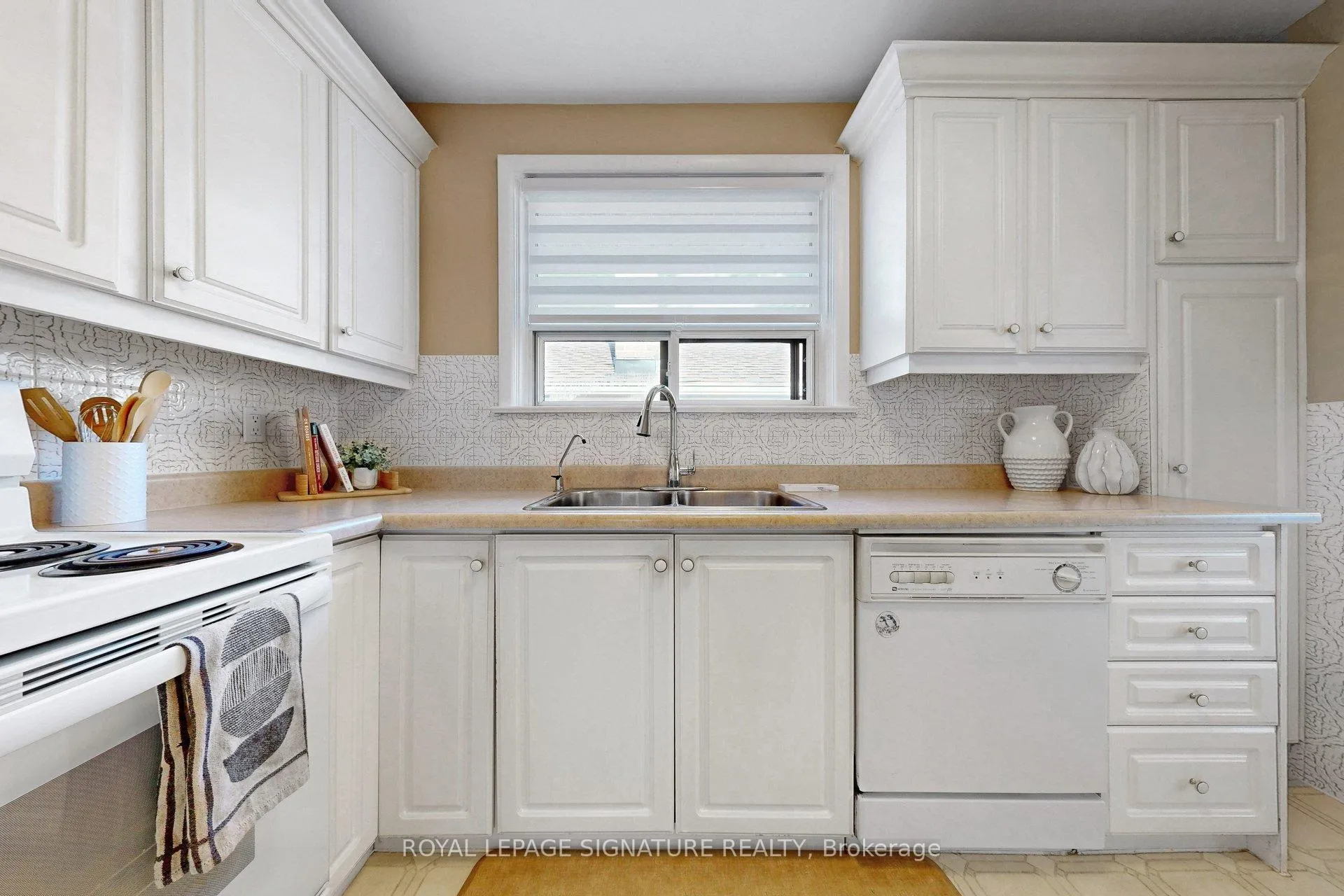 Photo 16 of 16 Renault Crescent, Etobicoke, Humber Heights — HOMEH