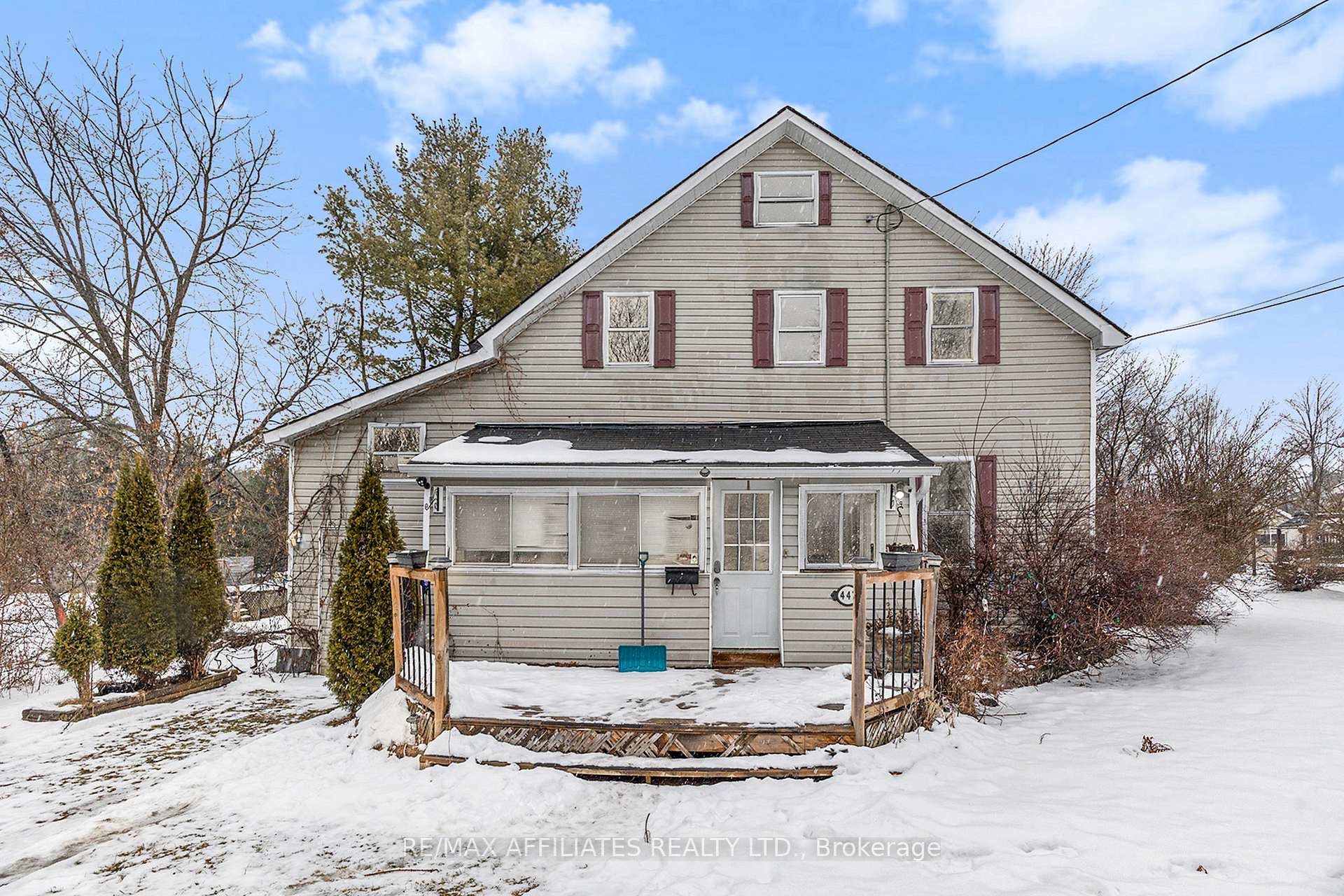 Front of 447 Bridge Street N