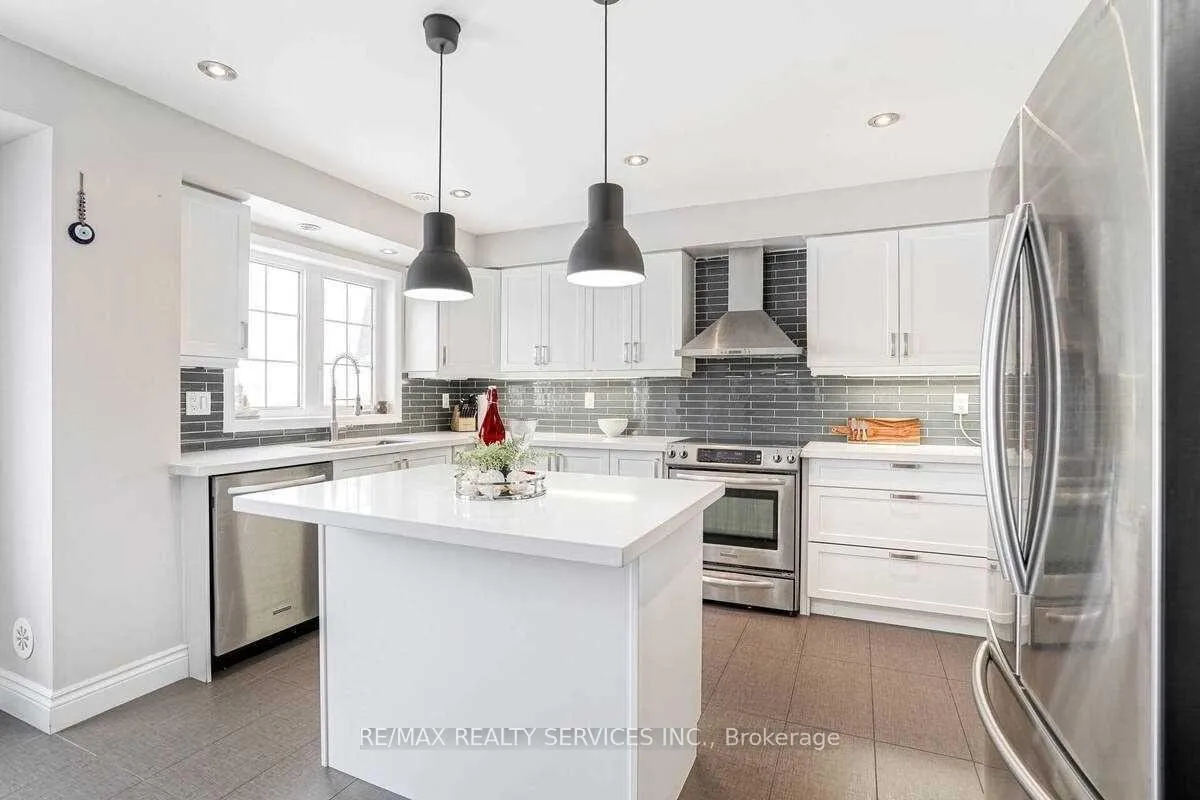 Photo 2 of 15 Vanhorne Close, Brampton, Northwest Brampton — HOMEH