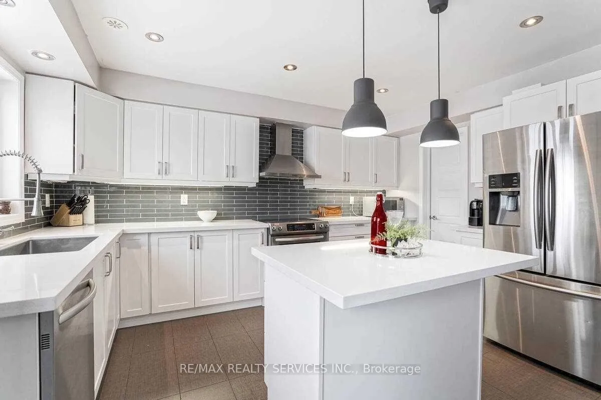 Photo 4 of 15 Vanhorne Close, Brampton, Northwest Brampton — HOMEH