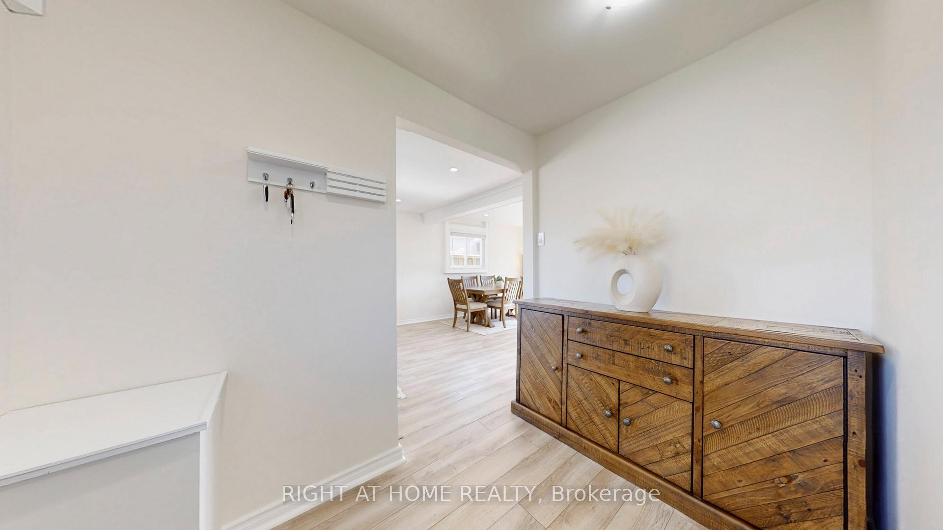 Photo 4 of 293 Cedarholme Avenue, Georgina, Keswick South — HOMEH