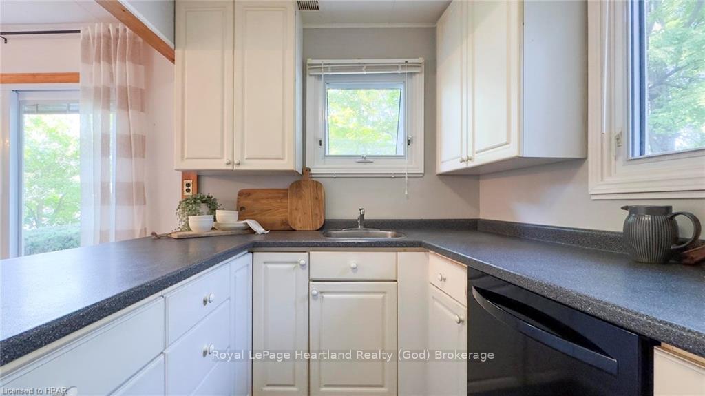 Photo 7 of 27 Bluewater Drive, Goderich, Goderich (Town) — HOMEH