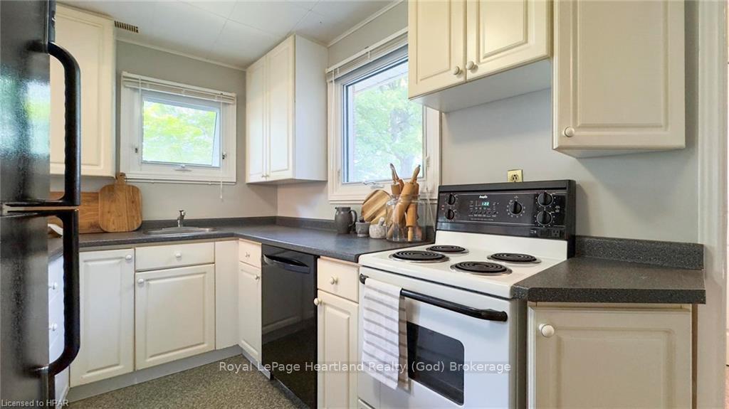 Photo 8 of 27 Bluewater Drive, Goderich, Goderich (Town) — HOMEH