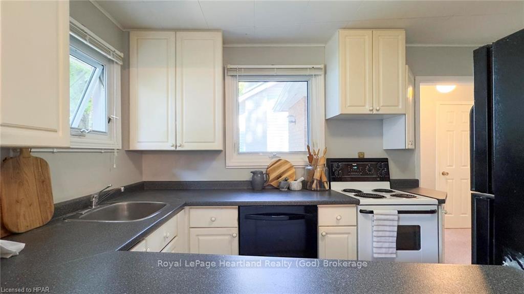 Photo 9 of 27 Bluewater Drive, Goderich, Goderich (Town) — HOMEH