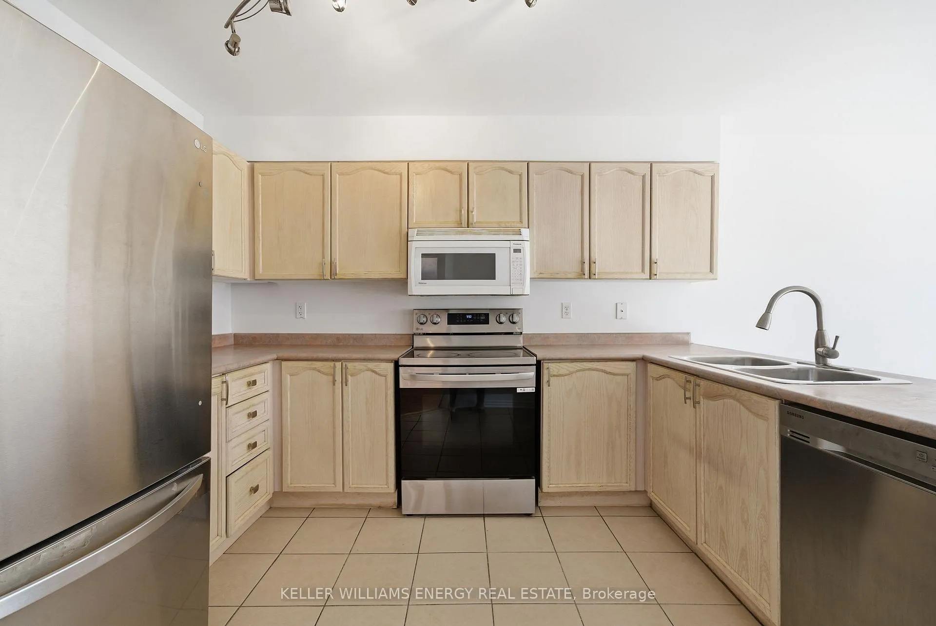 Photo 4 of 158 Madden Place, Clarington, Bowmanville — HOMEH