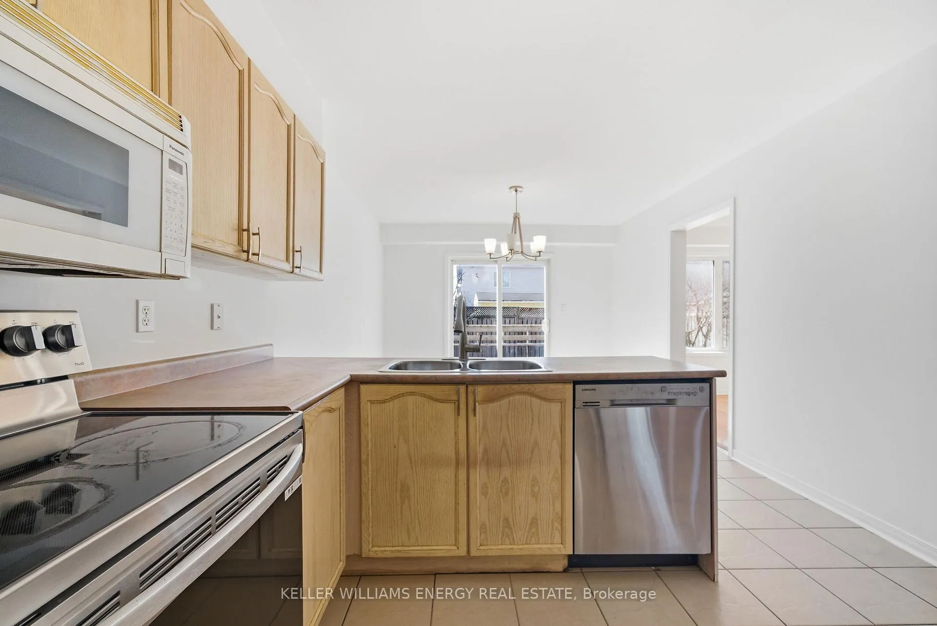 Photo 6 of 158 Madden Place, Clarington, Bowmanville — HOMEH