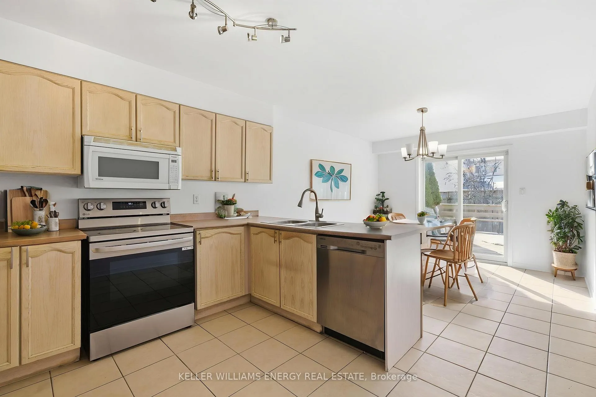 Photo 7 of 158 Madden Place, Clarington, Bowmanville — HOMEH