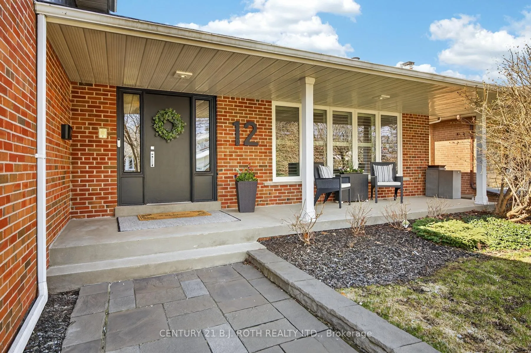 Photo 2 of 12 Tallforest Crescent, Etobicoke, Markland Wood — HOMEH