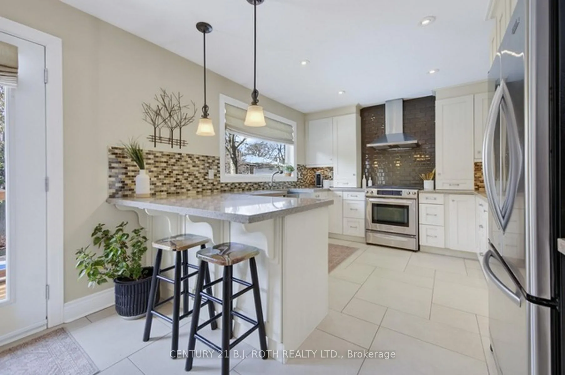 Photo 5 of 12 Tallforest Crescent, Etobicoke, Markland Wood — HOMEH