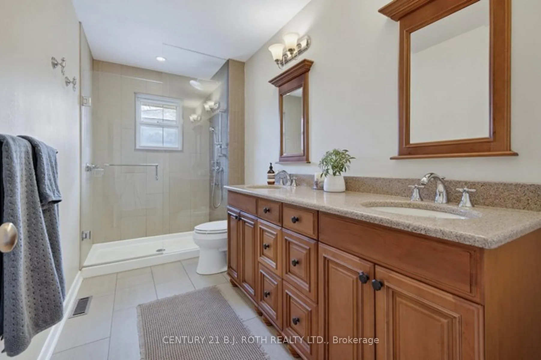 Photo 14 of 12 Tallforest Crescent, Etobicoke, Markland Wood — HOMEH
