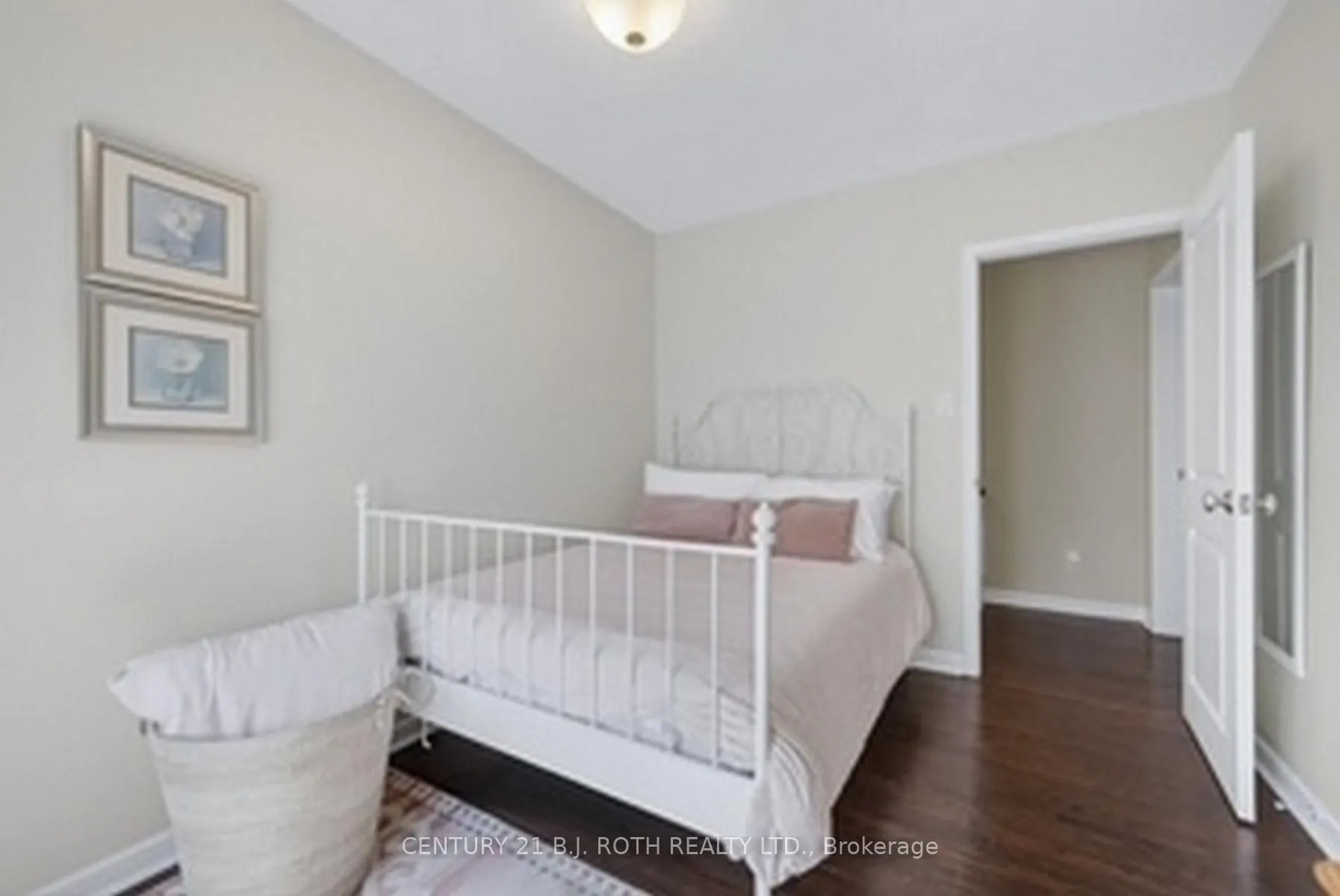 Photo 16 of 12 Tallforest Crescent, Etobicoke, Markland Wood — HOMEH