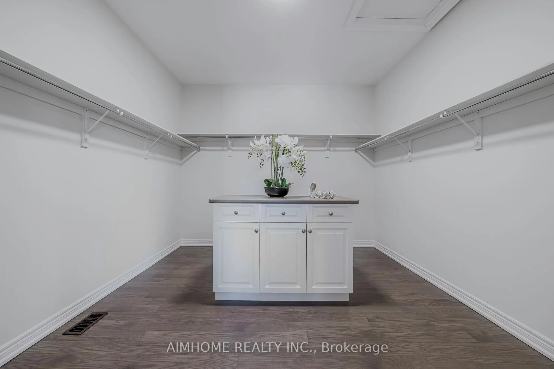 Photo 21 of 122 Scrivener Drive, Aurora, Rural Aurora — HOMEH