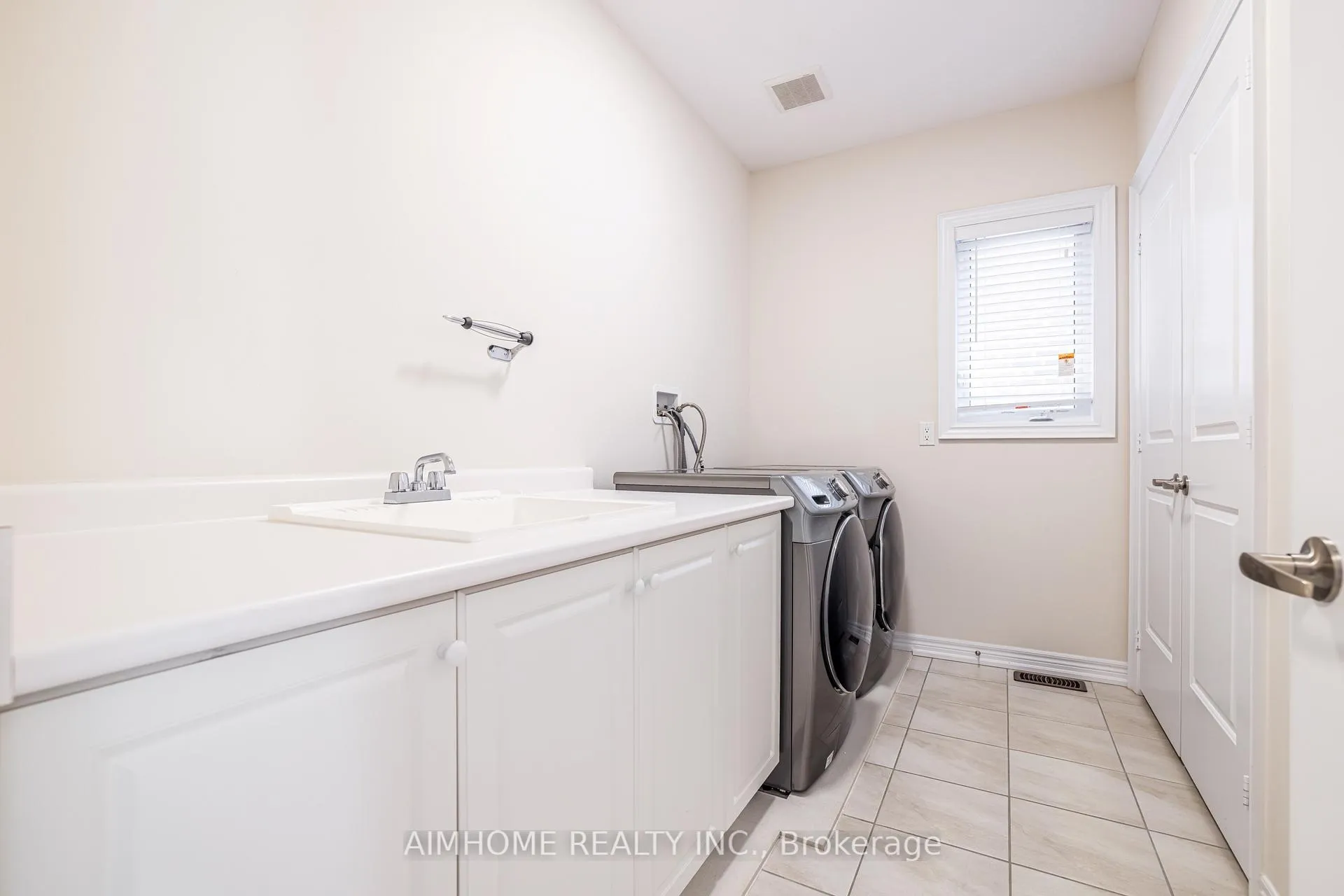 Photo 33 of 122 Scrivener Drive, Aurora, Rural Aurora — HOMEH