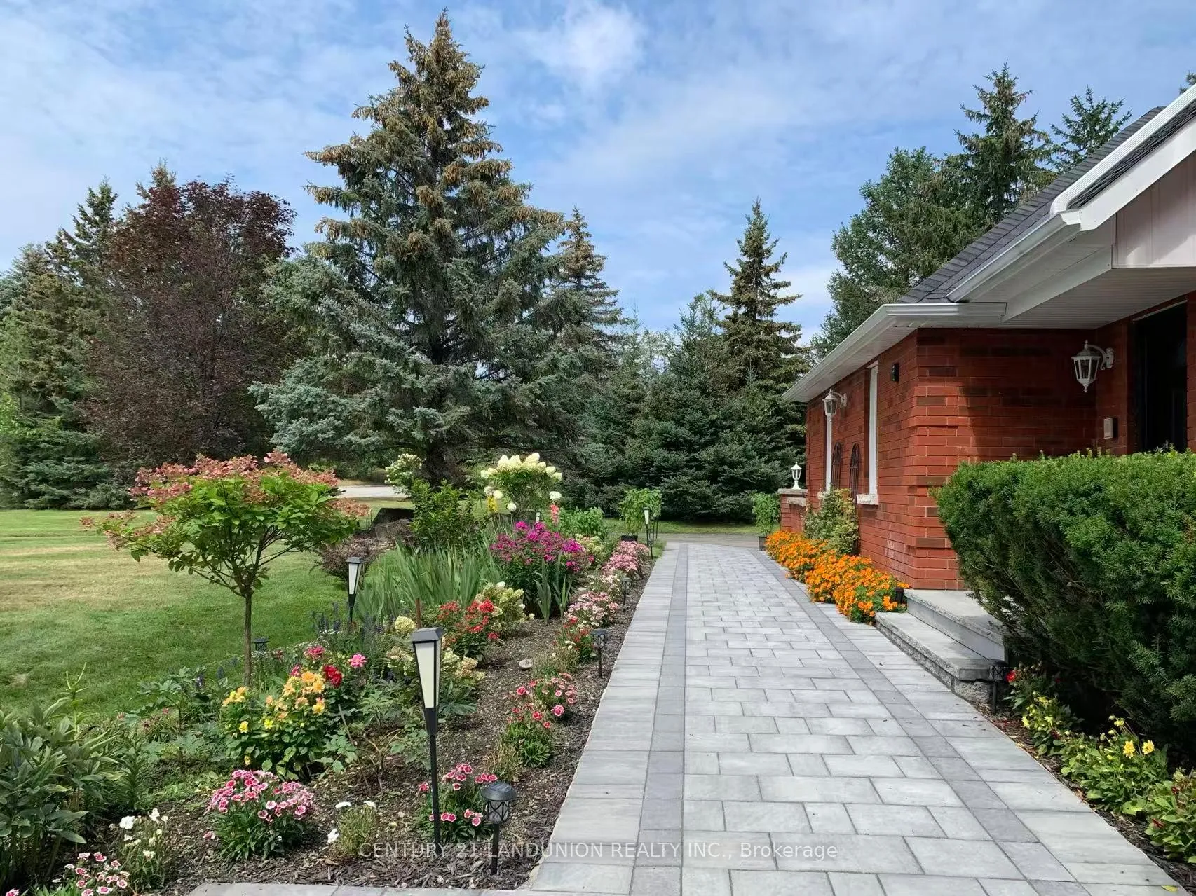 Photo 2 of 5 Dafoe Court, Aurora, Bayview Southeast — HOMEH