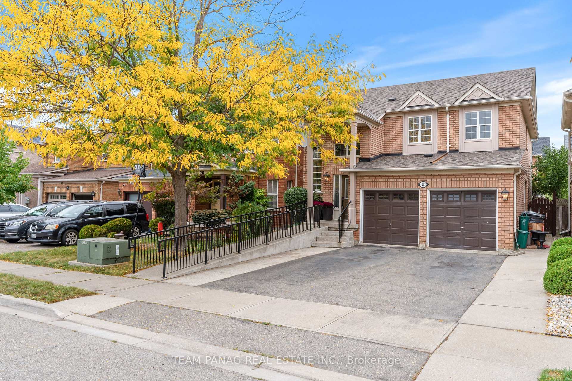 Photo 2 of 28 Charleswood Circle, Brampton, Fletcher's Meadow — HOMEH