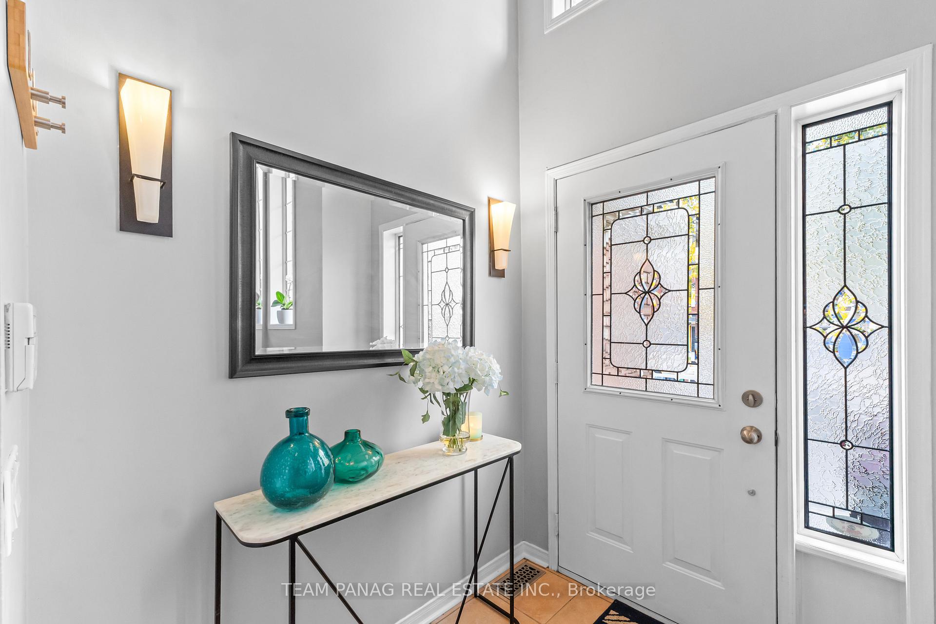 Photo 3 of 28 Charleswood Circle, Brampton, Fletcher's Meadow — HOMEH