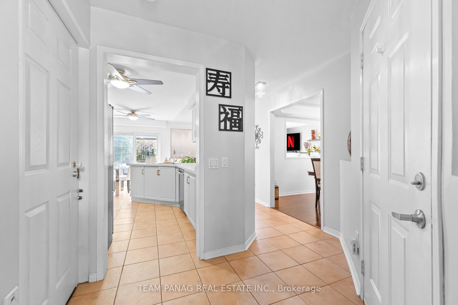 Photo 4 of 28 Charleswood Circle, Brampton, Fletcher's Meadow — HOMEH