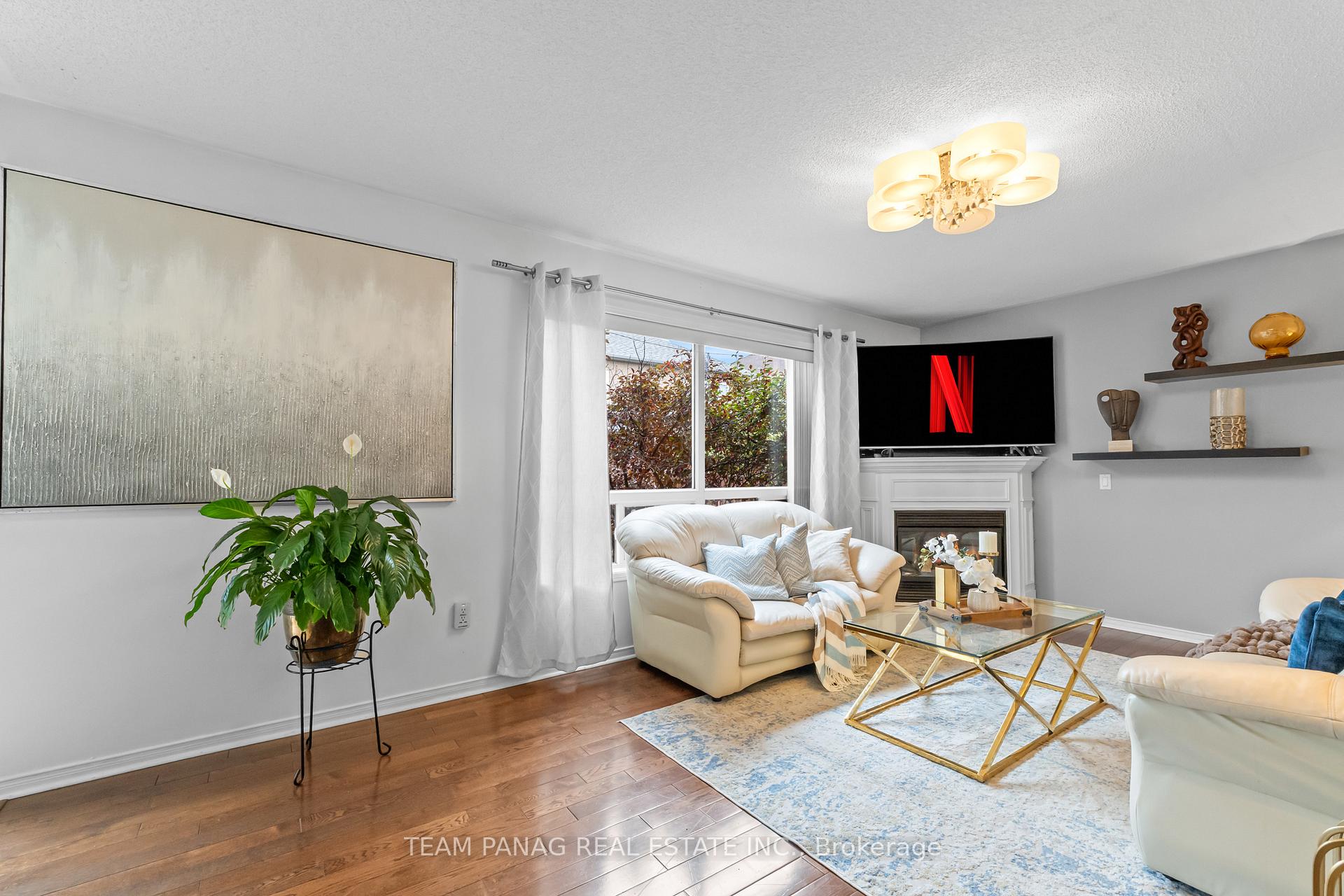 Photo 6 of 28 Charleswood Circle, Brampton, Fletcher's Meadow — HOMEH