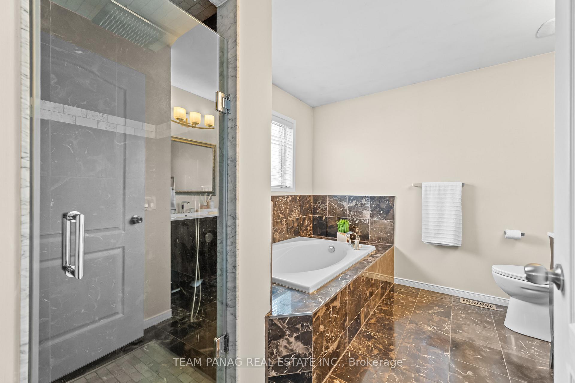 Photo 17 of 28 Charleswood Circle, Brampton, Fletcher's Meadow — HOMEH