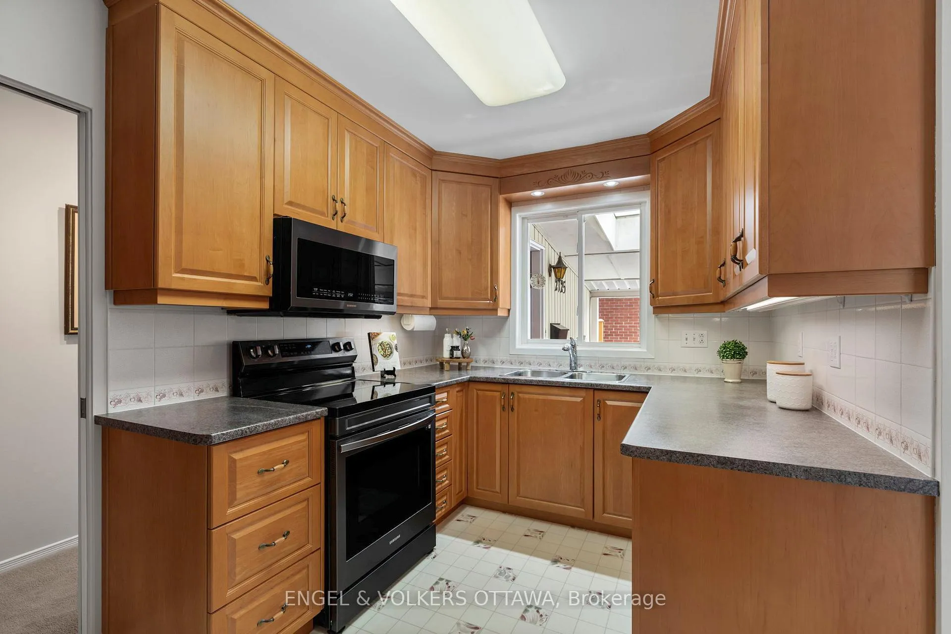 Photo 12 of 2125 Valley Drive, Ottawa, Elmvale Acres/Urbandale — HOMEH