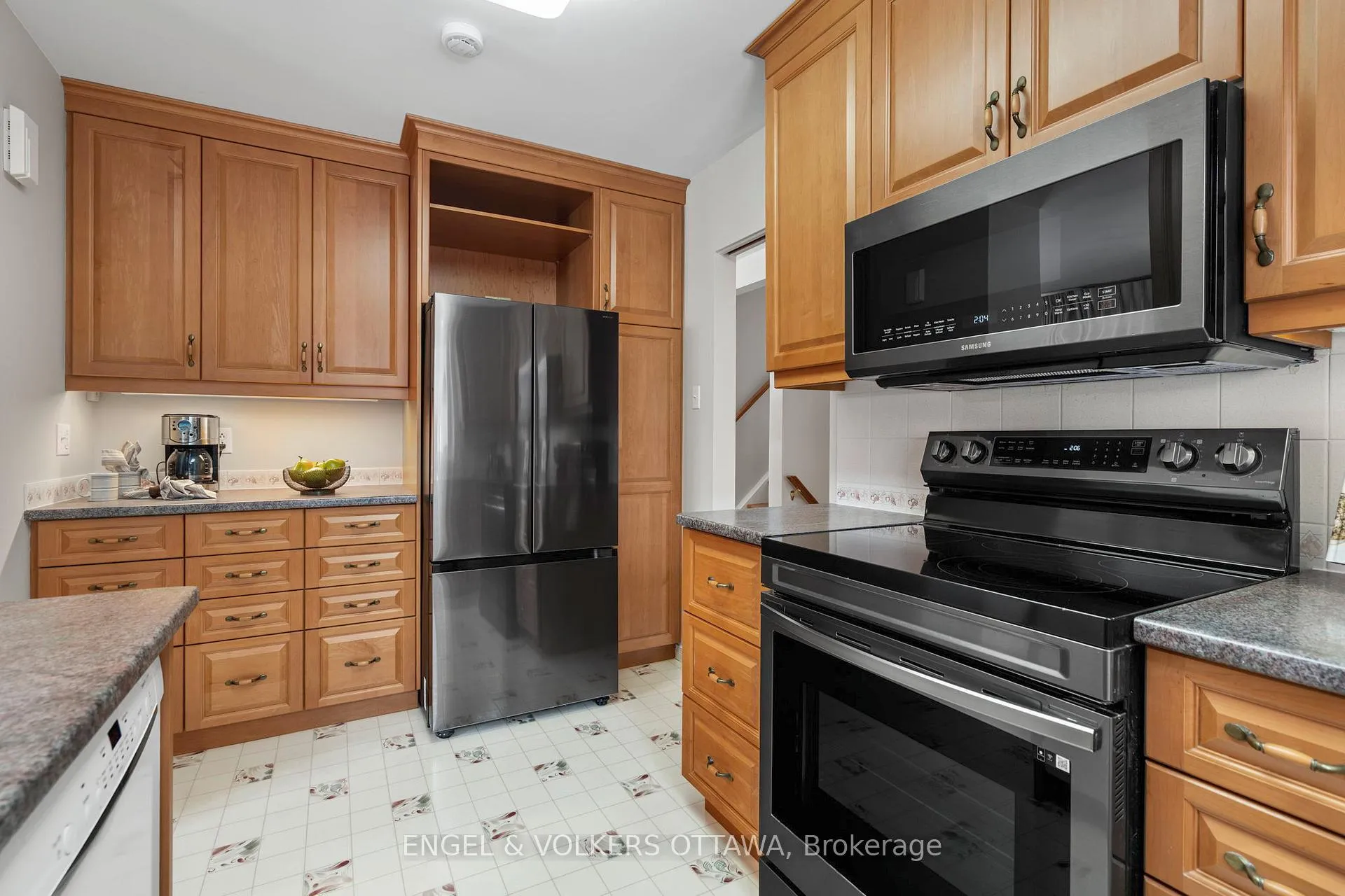 Photo 15 of 2125 Valley Drive, Ottawa, Elmvale Acres/Urbandale — HOMEH