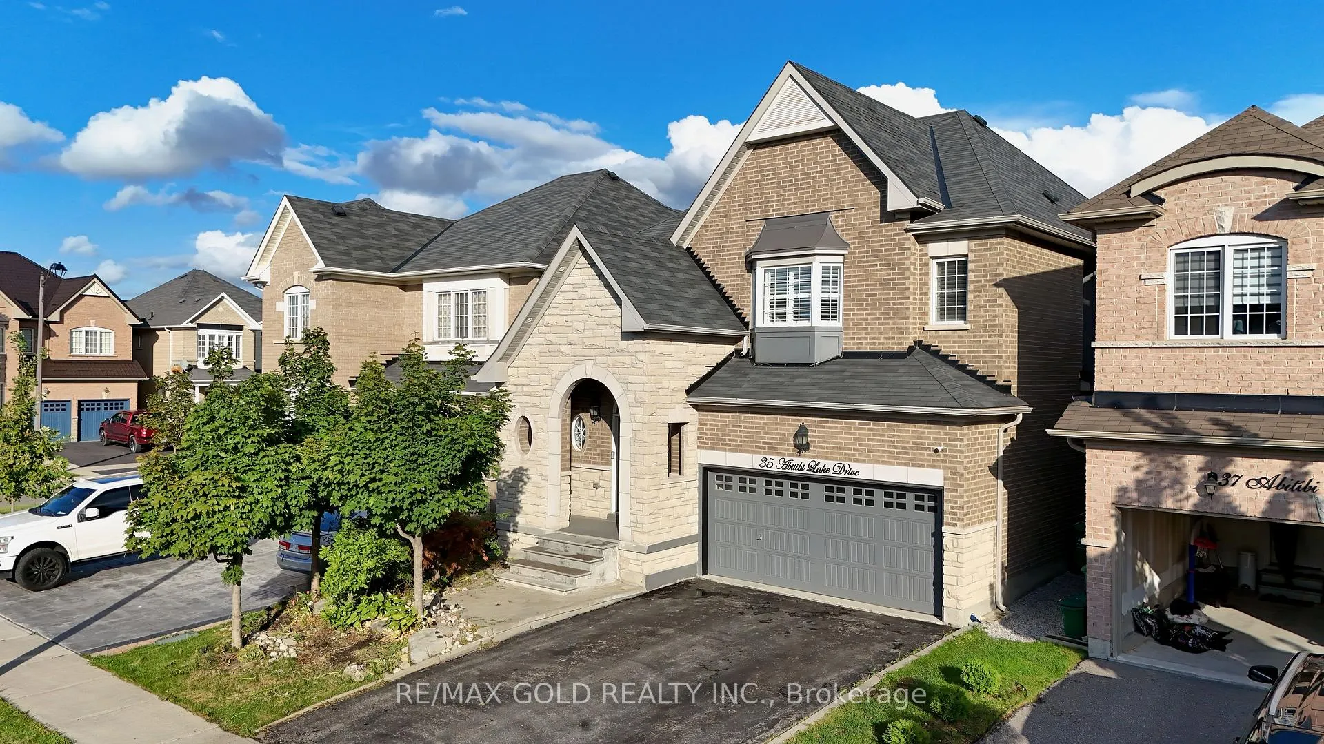 Photo 3 of 35 Abitibi Lake Drive, Brampton, Sandringham-Wellington — HOMEH