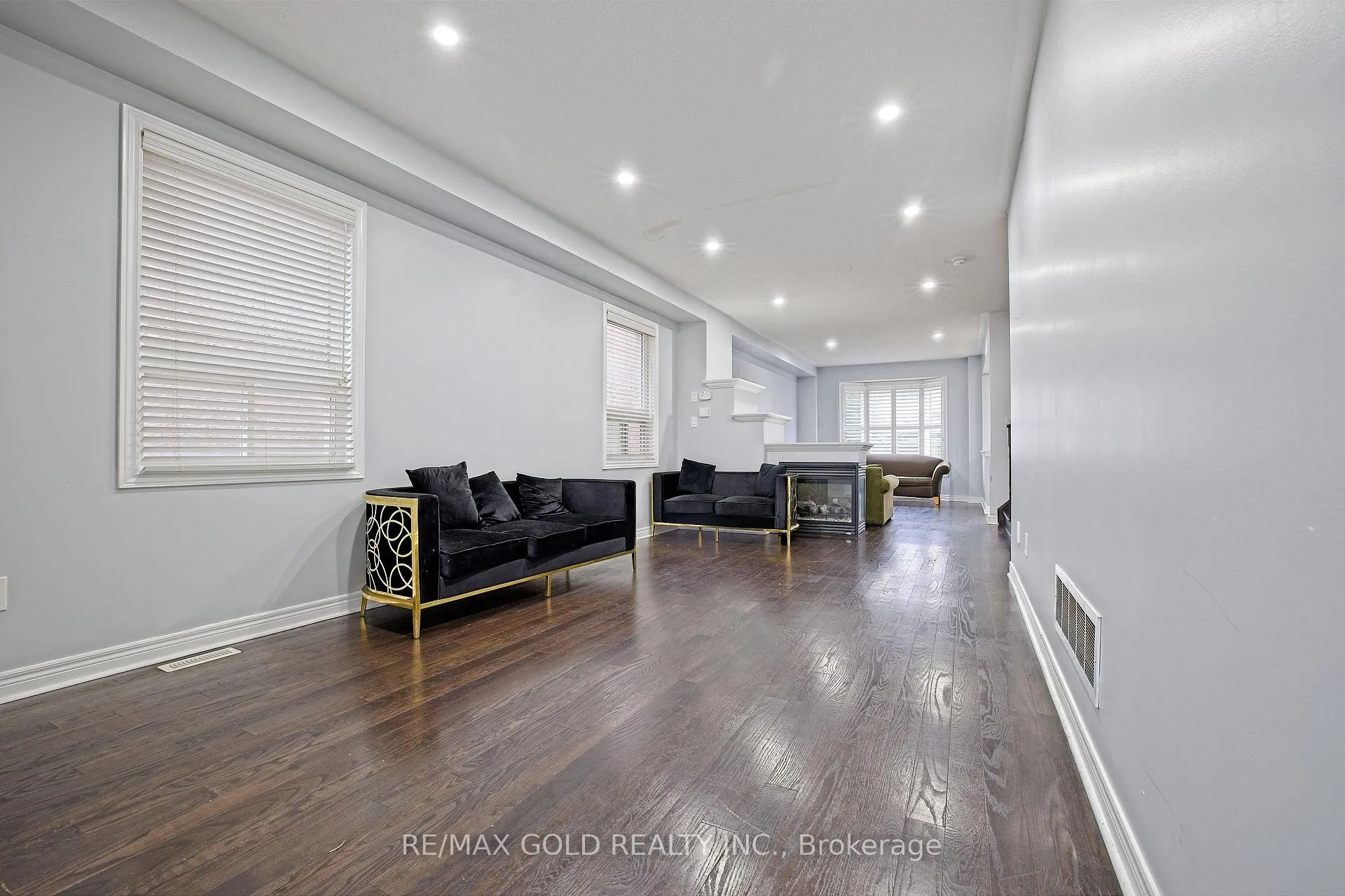 Photo 6 of 35 Abitibi Lake Drive, Brampton, Sandringham-Wellington — HOMEH