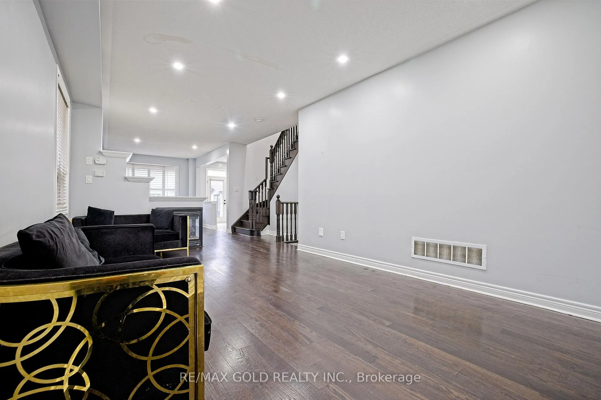 Photo 7 of 35 Abitibi Lake Drive, Brampton, Sandringham-Wellington — HOMEH