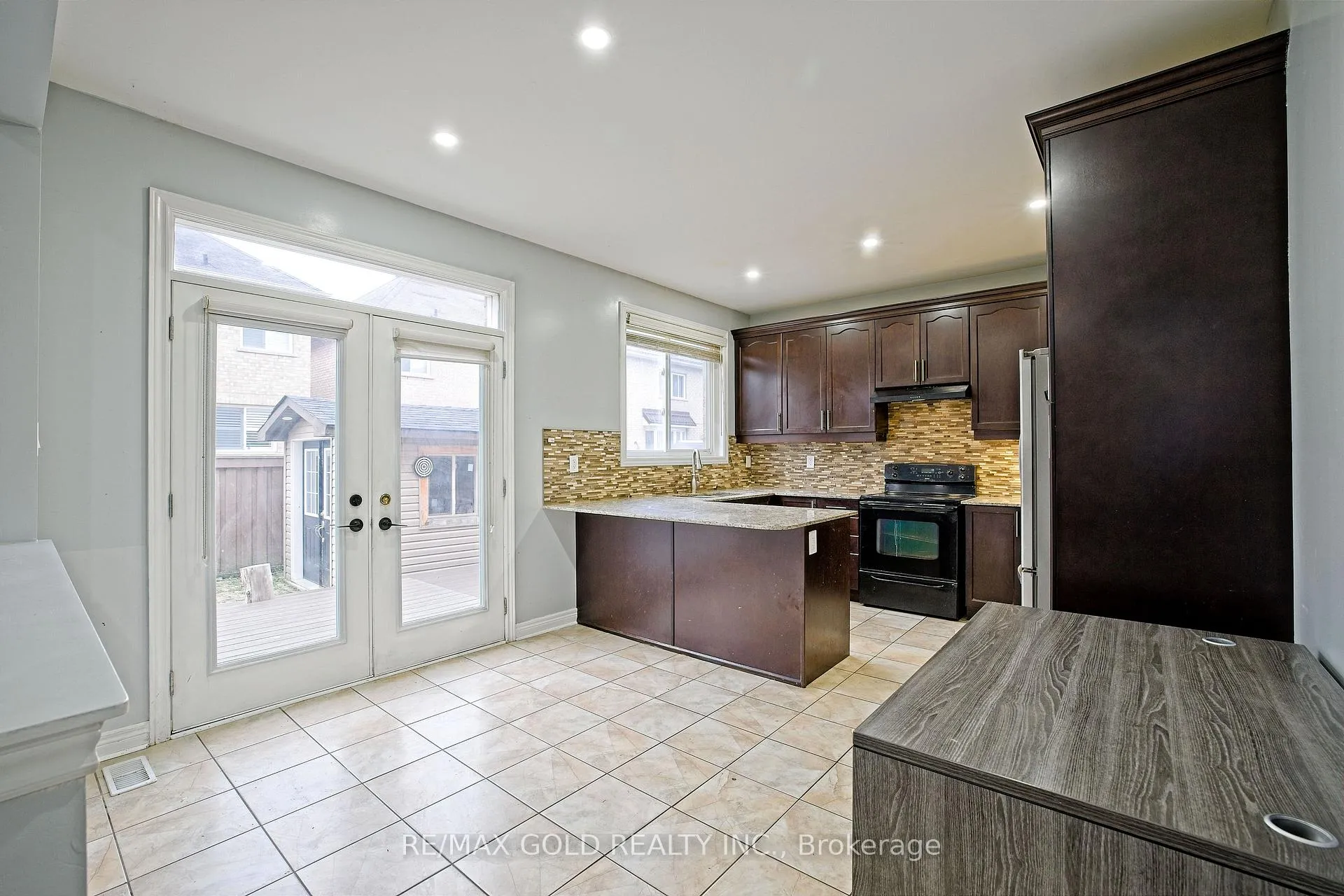 Photo 13 of 35 Abitibi Lake Drive, Brampton, Sandringham-Wellington — HOMEH