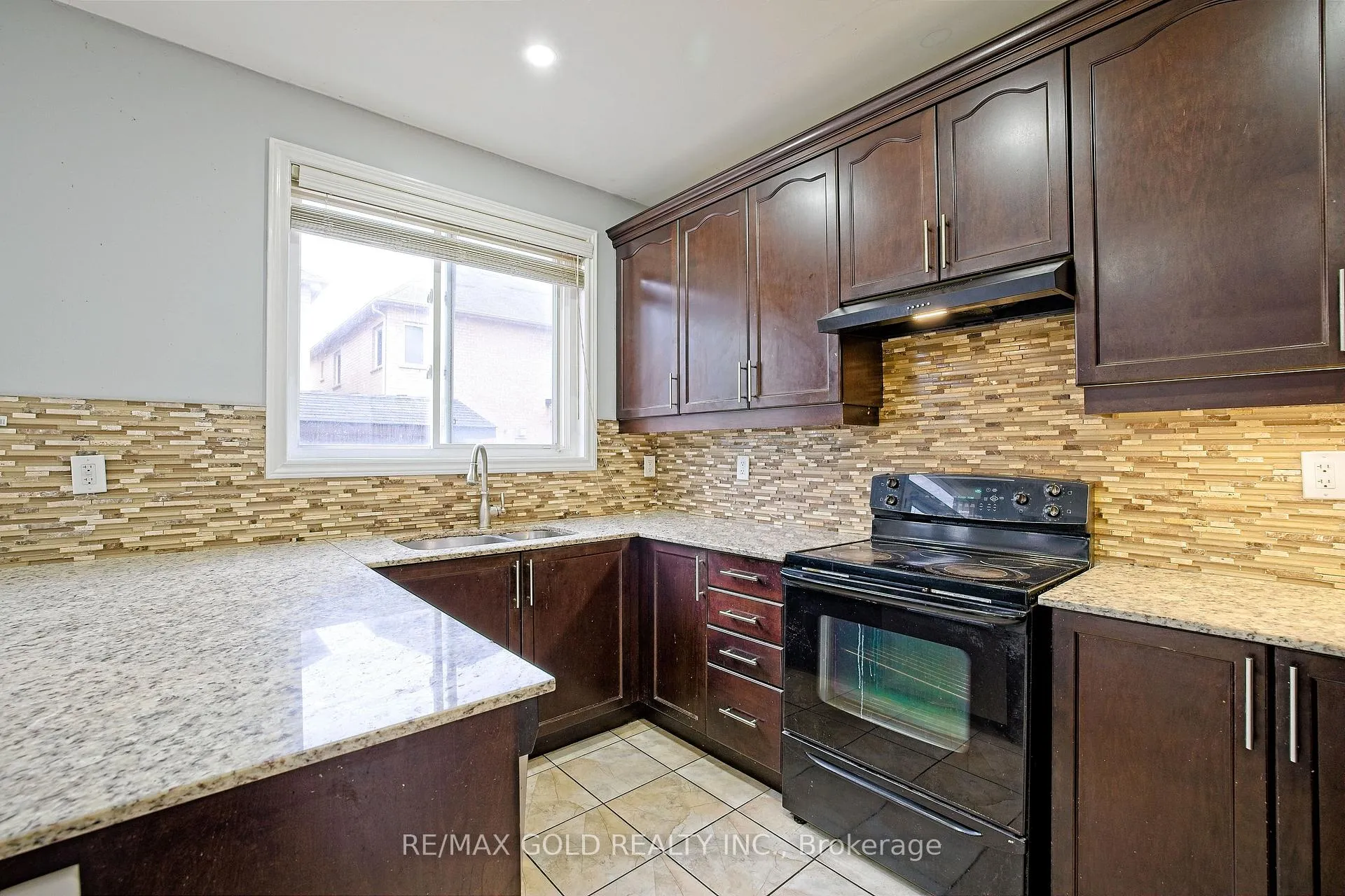 Photo 15 of 35 Abitibi Lake Drive, Brampton, Sandringham-Wellington — HOMEH