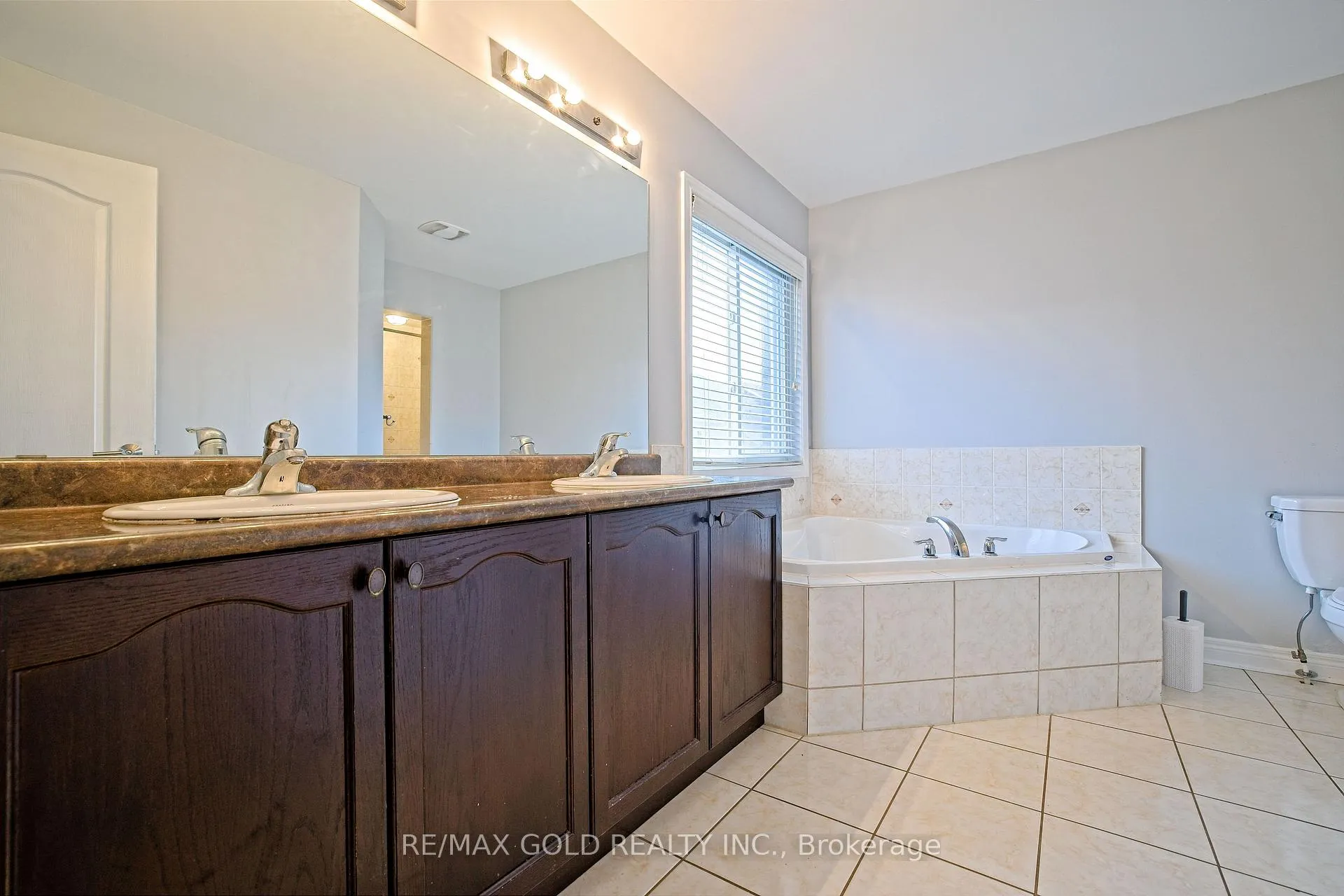 Photo 29 of 35 Abitibi Lake Drive, Brampton, Sandringham-Wellington — HOMEH