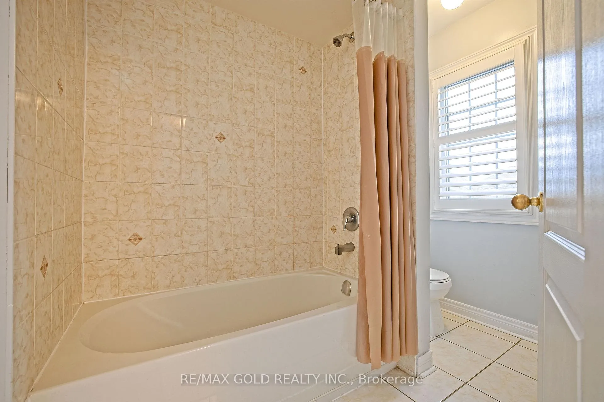 Photo 39 of 35 Abitibi Lake Drive, Brampton, Sandringham-Wellington — HOMEH