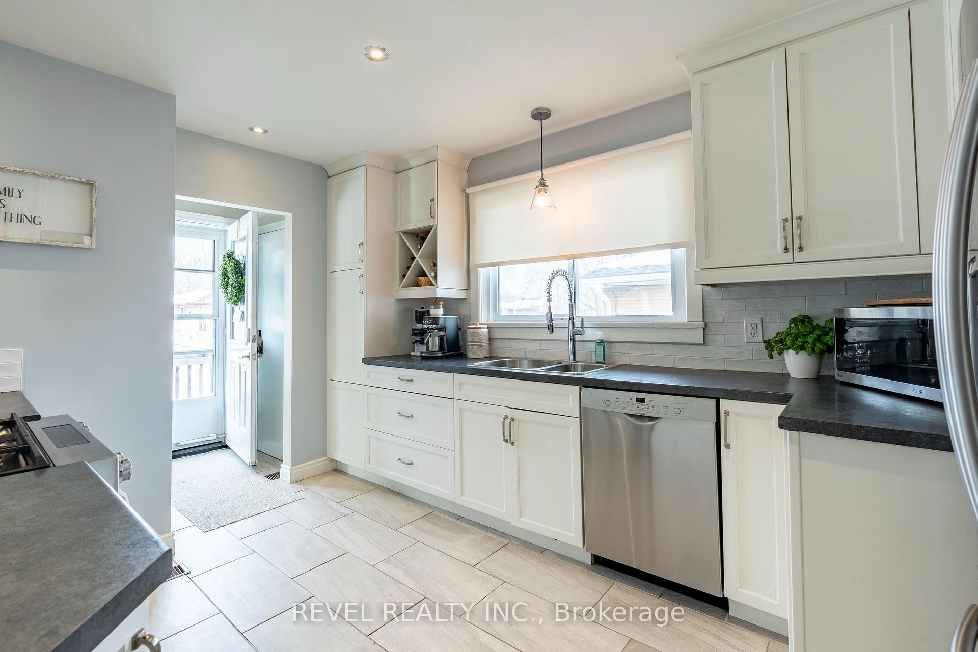 Photo 12 of 34 Bothwell Crescent, Barrie, Wellington — HOMEH