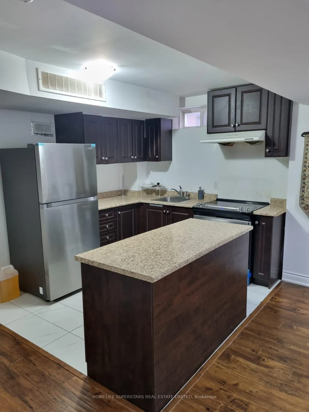 Photo 2 of 33 Little Britain Crescent, Brampton, Bram West — HOMEH