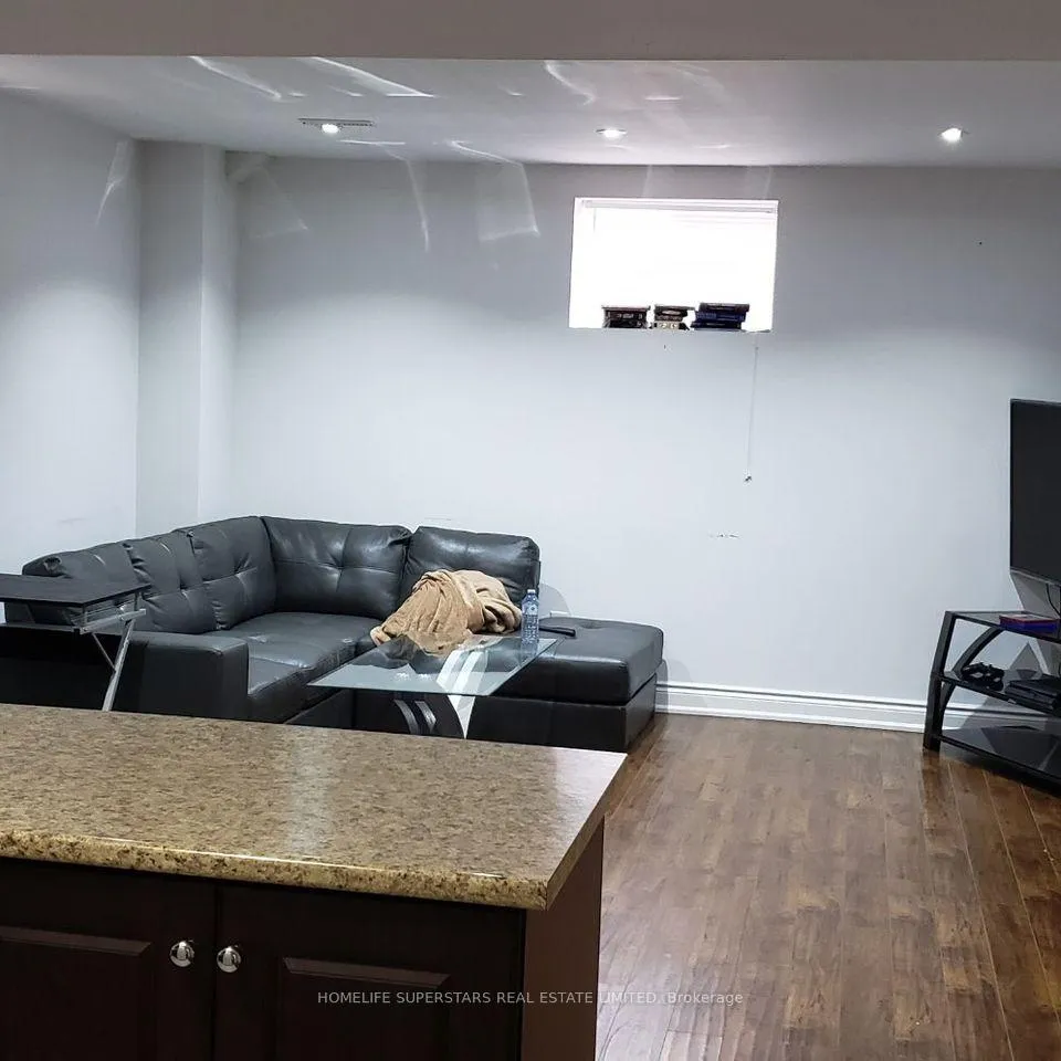 Photo 4 of 33 Little Britain Crescent, Brampton, Bram West — HOMEH
