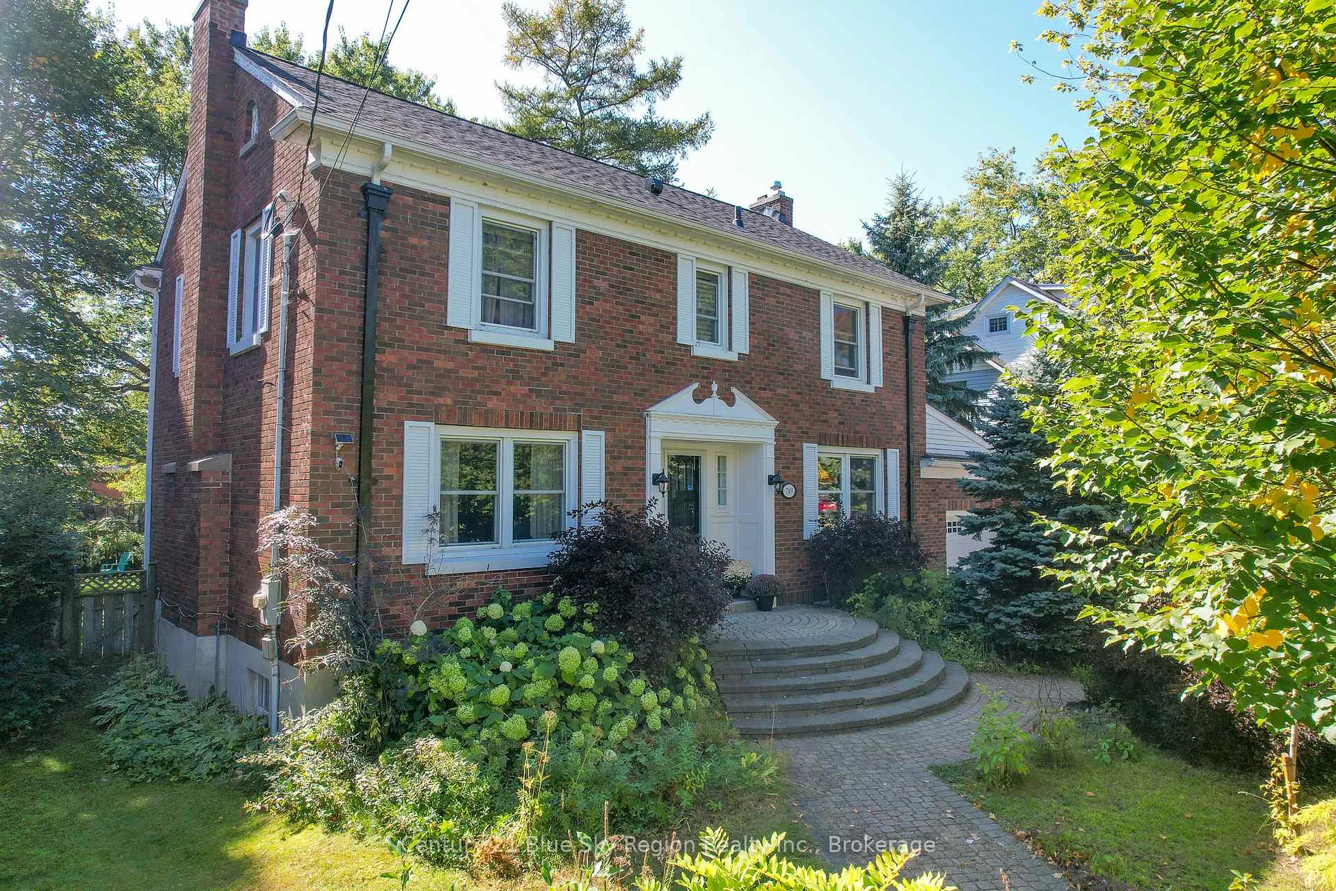 Front of 749 Mcintyre Street W