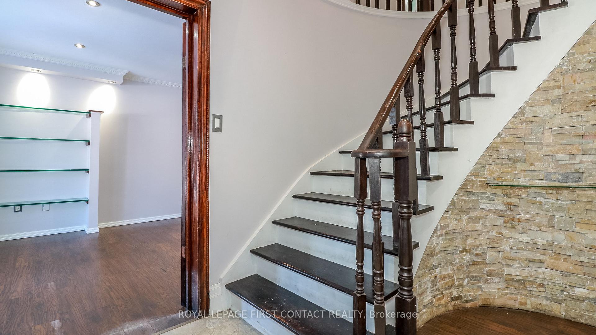 Photo 3 of 104 Brown Street, Barrie, Holly — HOMEH